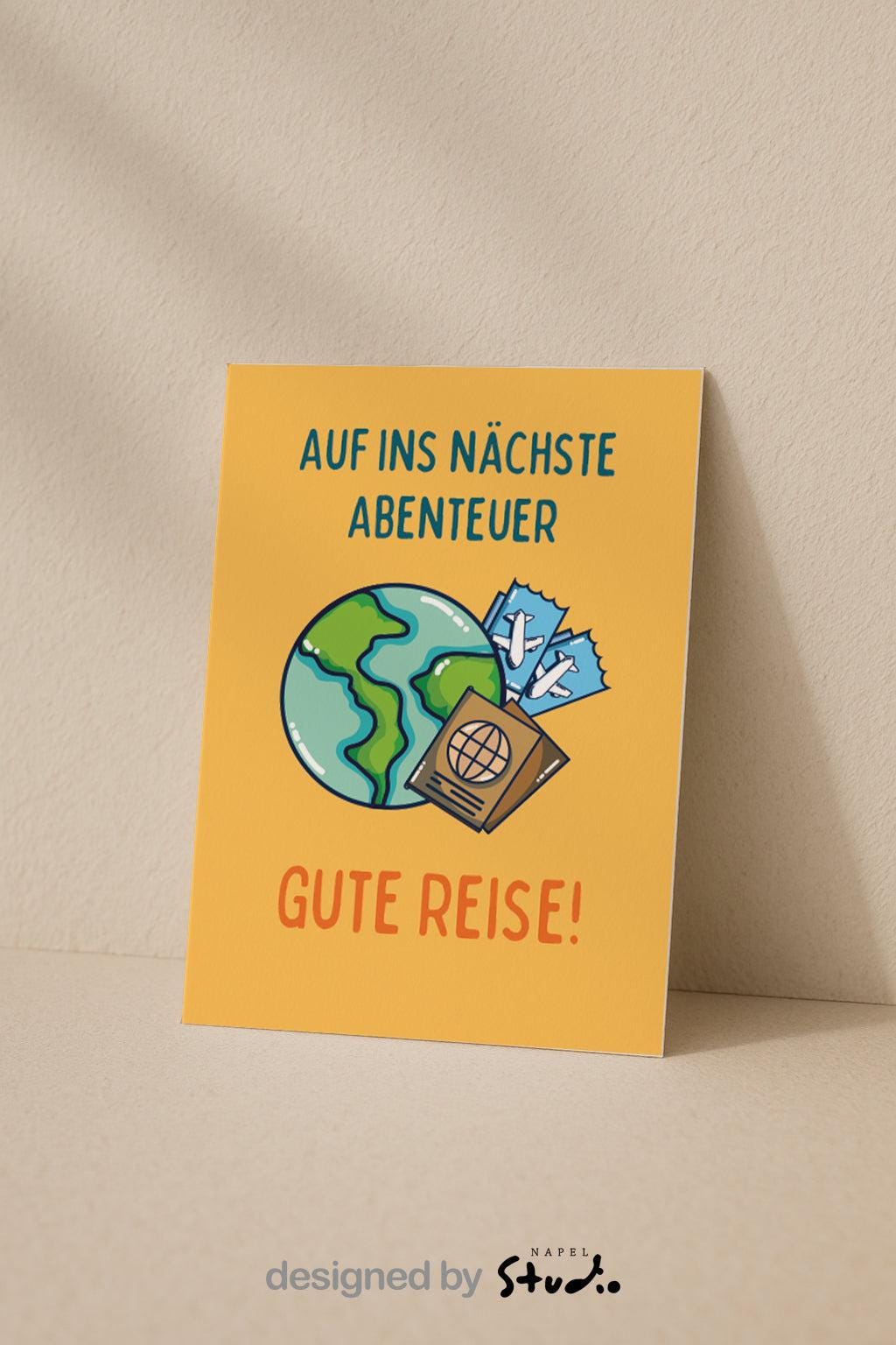 Illustration einer fröhlichen Reisekarte auf gelbem Hintergrund. In der Mitte sieht man eine Weltkugel, daneben zwei blaue Flugtickets mit kleinen Flugzeugsymbolen sowie einen braunen Reisepass. Oben steht in großer Schrift „Auf ins nächste Abenteuer“, darunter „Gute Reise!“. Die Karte wirkt farbenfroh, modern und eignet sich perfekt als Abschiedsgruß für Urlaub, Weltreise oder Auswanderung.