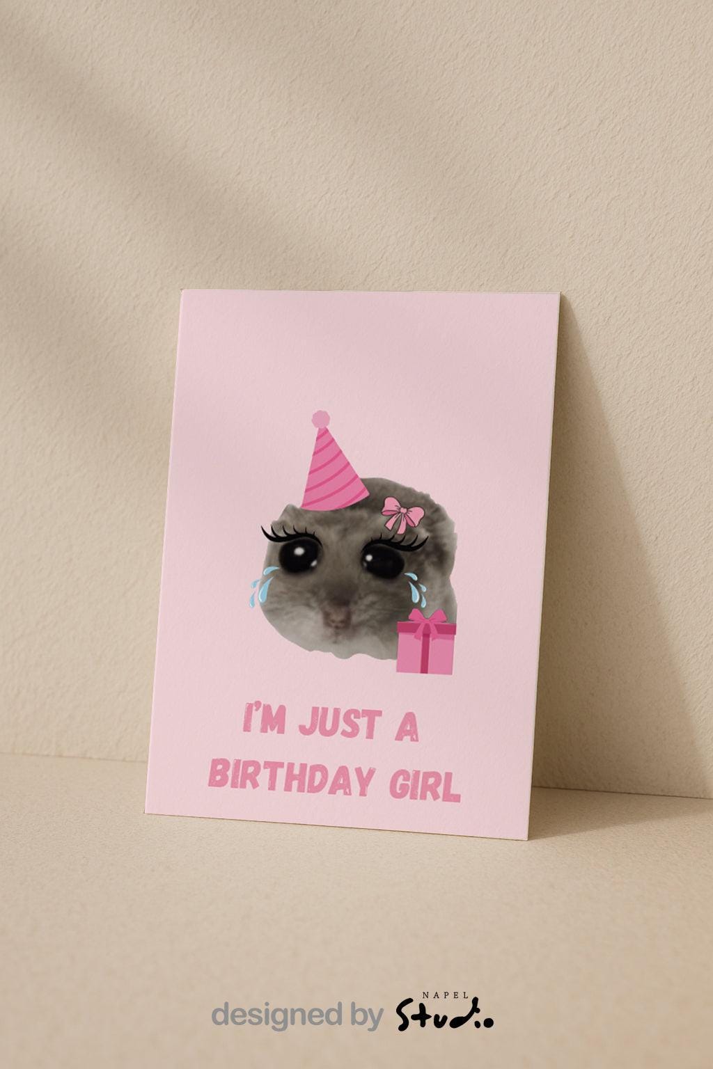 A6-Geburtstagskarte mit einem niedlichen Meme-Hamster, dessen Gesicht groß im Zentrum steht. Der Hamster trägt eine rosa Partyhut-Mütze, hat große cartoonartige Augen mit Tränen sowie lange Wimpern und eine rosa Schleife am Kopf. Daneben befindet sich ein rosa Geschenk. Unter dem Motiv steht der Spruch „I’m just a birthday girl“ in rosa Blockbuchstaben. Das Design ist humorvoll, verspielt und trendy und eignet sich perfekt als witzige Karte für Mädchen oder Meme-Fans.
