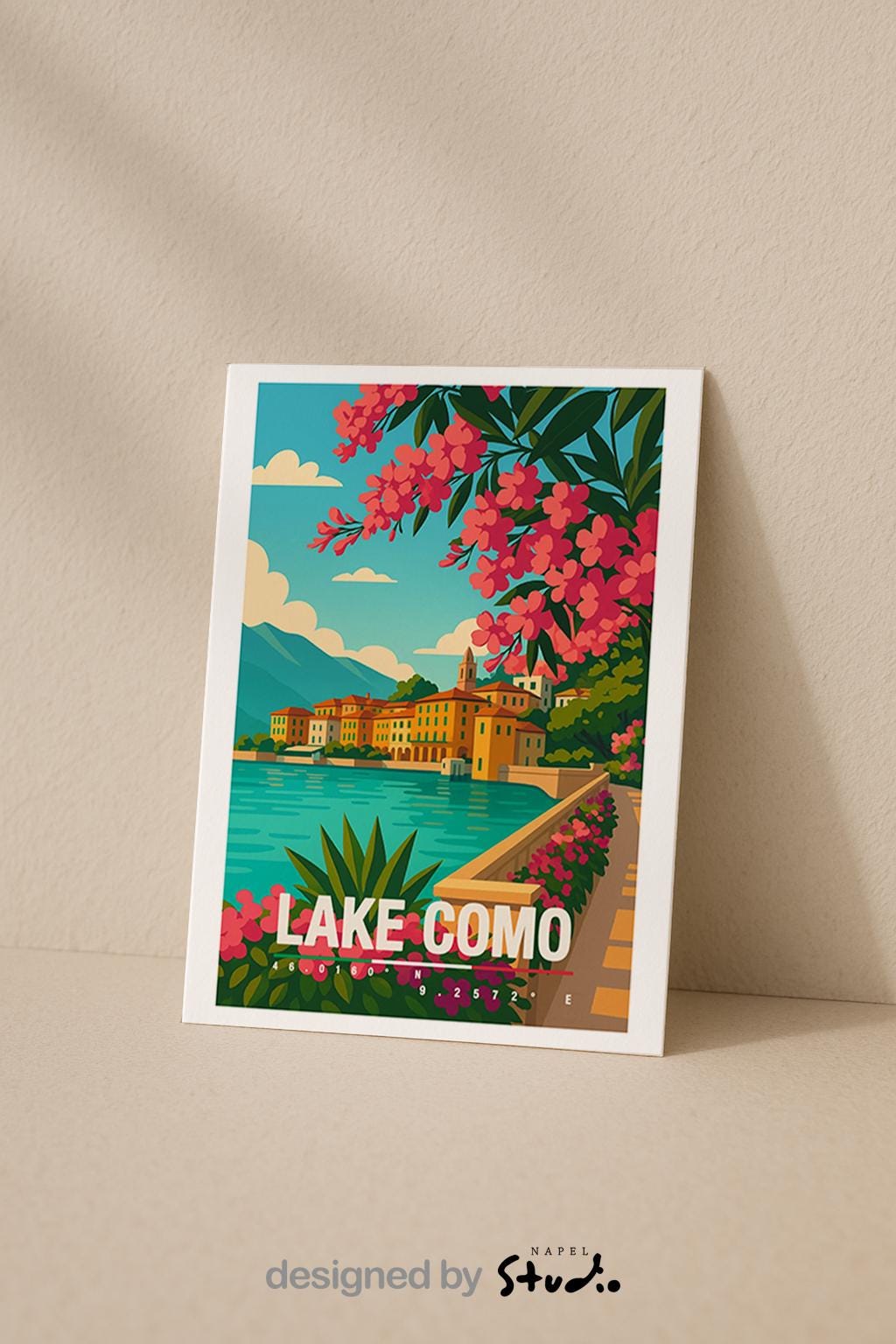 Illustration einer farbenfrohen Grußkarte mit einem idyllischen Lake-Como-Motiv. Zu sehen sind türkisfarbenes Wasser, bunte italienische Häuser, Berge im Hintergrund und üppige pinke Blüten im Vordergrund. Unten steht der Schriftzug „Lake Como“. Perfekt als Reisegruß, Geschenk oder Urlaubserinnerung.