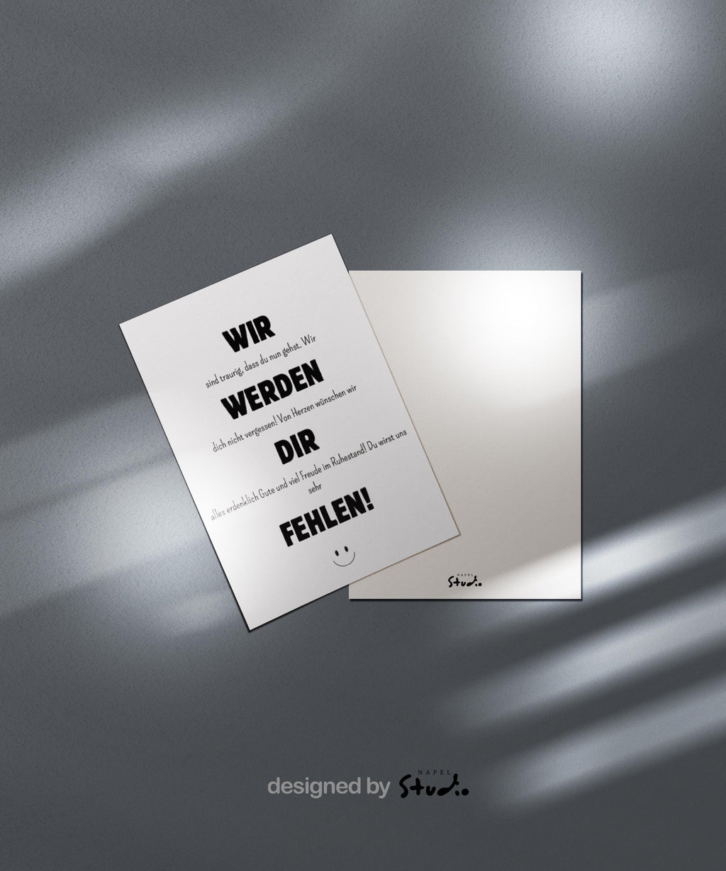 Weiße Abschiedskarte mit schwarzer Typografie und dem Text „Wir werden dir fehlen“. Minimalistisches, modernes Design mit kleinem Smiley unten. Die Karte liegt auf einem braunen Umschlag. Ideal für Kollegen zum Ruhestand oder Abschied im Job. Perfekt als liebevolle Wertschätzung am letzten Arbeitstag.