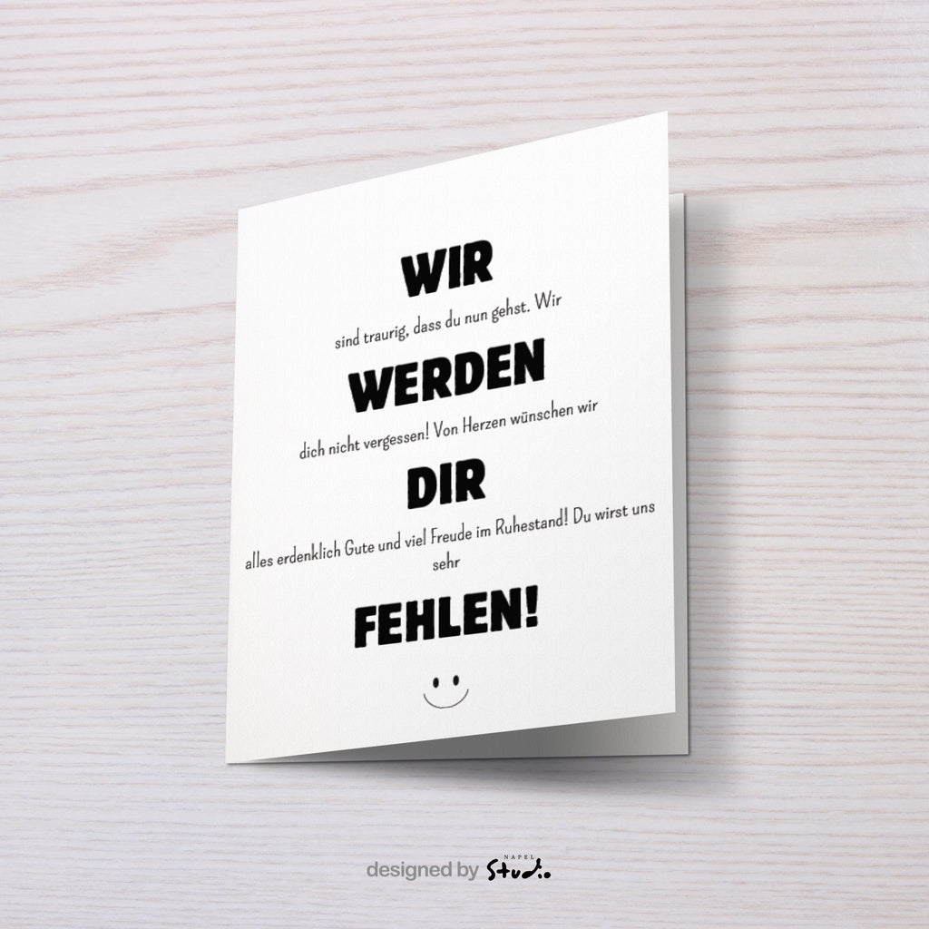 Weiße Abschiedskarte mit schwarzer Typografie und dem Text „Wir werden dir fehlen“. Minimalistisches, modernes Design mit kleinem Smiley unten. Die Karte liegt auf einem braunen Umschlag. Ideal für Kollegen zum Ruhestand oder Abschied im Job. Perfekt als liebevolle Wertschätzung am letzten Arbeitstag.