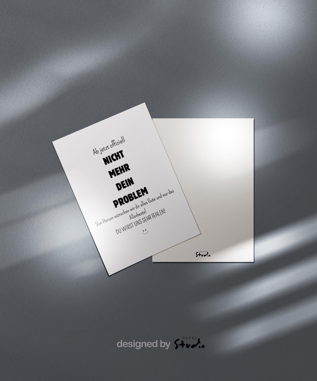 Weiße Abschiedskarte mit schwarzer Typografie und dem humorvollen Text „Ab jetzt offiziell nicht mehr dein Problem“. Darunter ein herzlicher Wunsch zum Ruhestand und ein kleiner Smiley. Minimalistisches, modernes Design – ideal für den Abschied eines Kollegen oder Mitarbeiters in den Ruhestand.