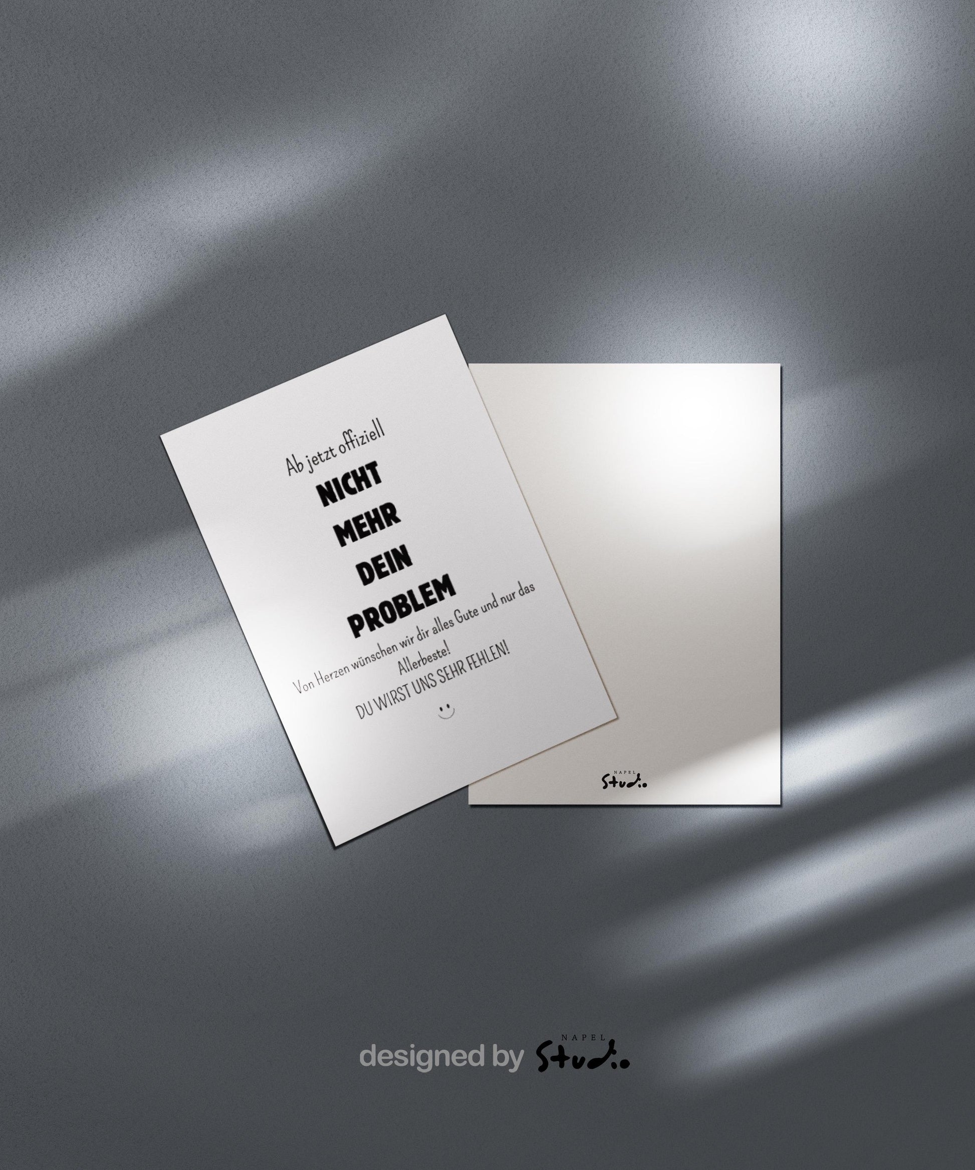 Weiße Abschiedskarte mit schwarzer Typografie und dem humorvollen Text „Ab jetzt offiziell nicht mehr dein Problem“. Darunter ein herzlicher Wunsch zum Ruhestand und ein kleiner Smiley. Minimalistisches, modernes Design – ideal für den Abschied eines Kollegen oder Mitarbeiters in den Ruhestand.