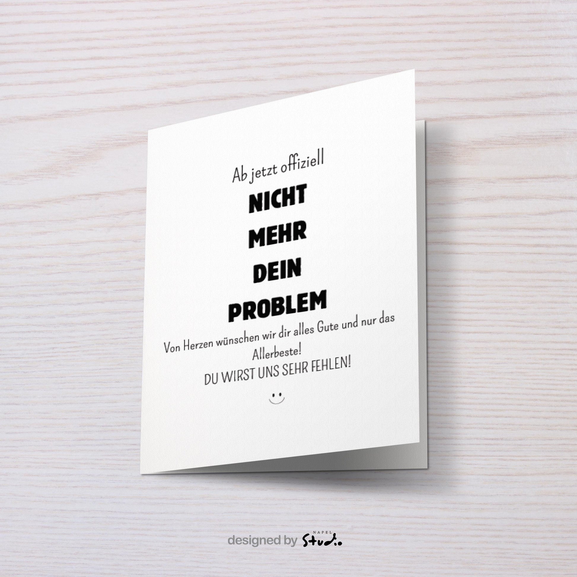 Weiße Abschiedskarte mit schwarzer Typografie und dem humorvollen Text „Ab jetzt offiziell nicht mehr dein Problem“. Darunter ein herzlicher Wunsch zum Ruhestand und ein kleiner Smiley. Minimalistisches, modernes Design – ideal für den Abschied eines Kollegen oder Mitarbeiters in den Ruhestand.