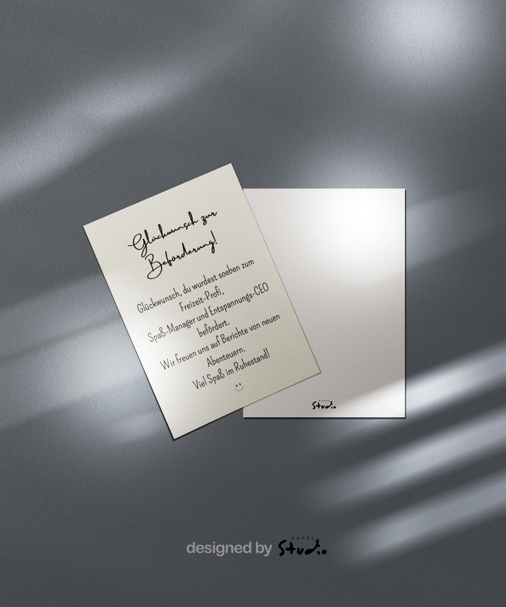 Abschiedskarte im cremefarbenen Ton mit schwarzer Schrift. Oben steht „Glückwunsch zur Beförderung“, darunter ein humorvoller Text über die Beförderung zum Freizeit-Profi und Entspannungs-CEO. Minimalistisches, liebevolles Design auf hochwertigem Papier, Karte liegt auf braunem Umschlag. Ideal für Kollegen oder Chefs zum Ruhestand.
