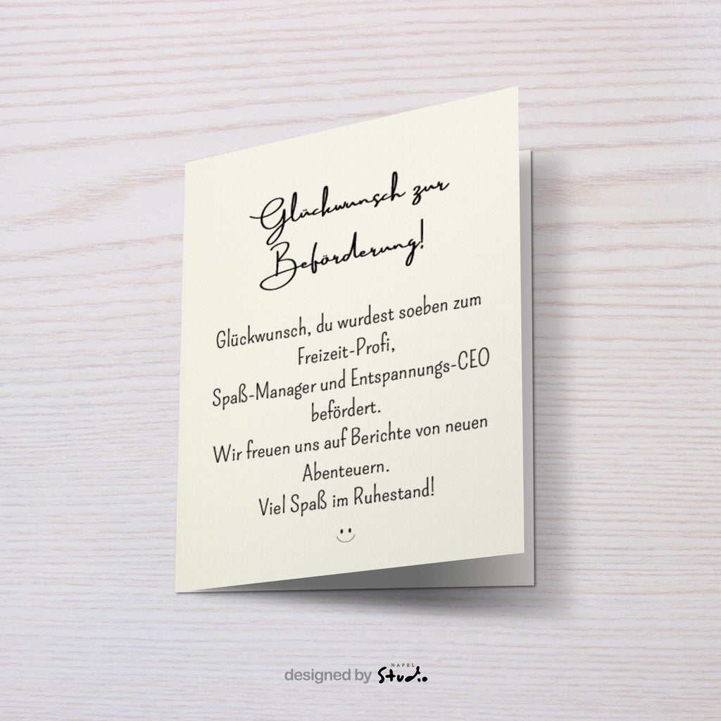 Abschiedskarte im cremefarbenen Ton mit schwarzer Schrift. Oben steht „Glückwunsch zur Beförderung“, darunter ein humorvoller Text über die Beförderung zum Freizeit-Profi und Entspannungs-CEO. Minimalistisches, liebevolles Design auf hochwertigem Papier, Karte liegt auf braunem Umschlag. Ideal für Kollegen oder Chefs zum Ruhestand.