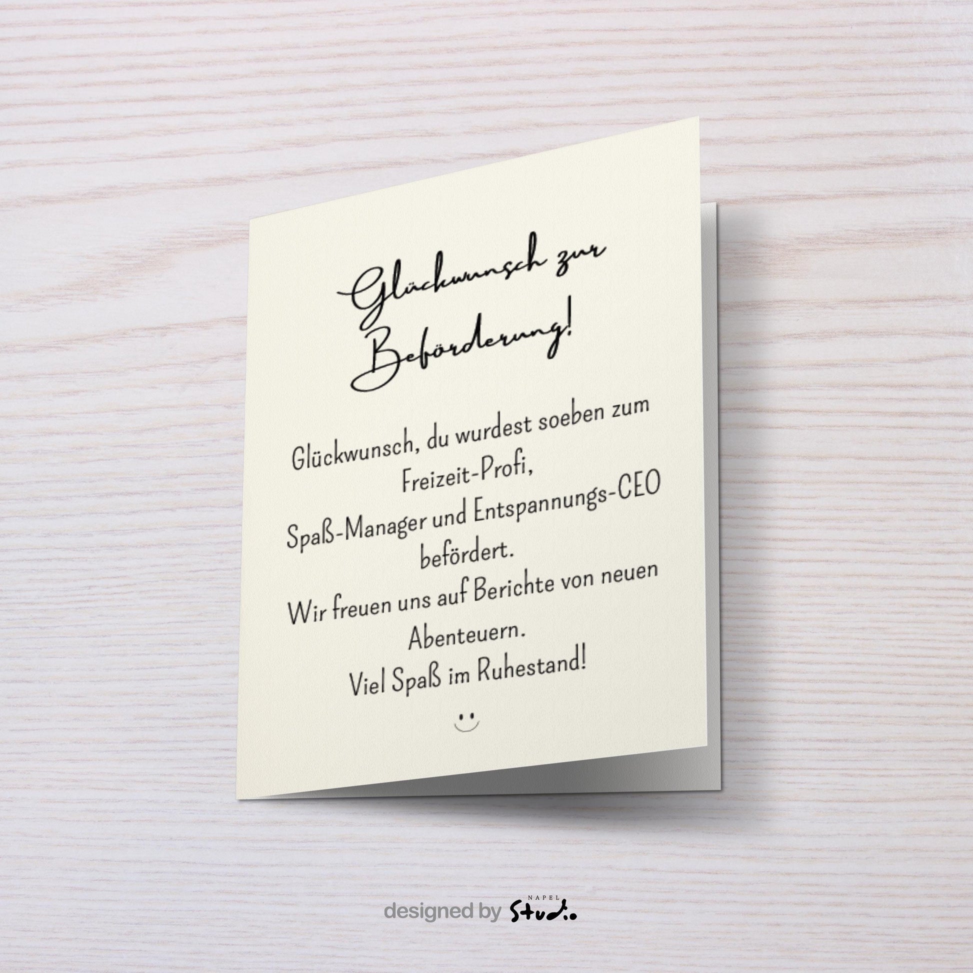 Abschiedskarte im cremefarbenen Ton mit schwarzer Schrift. Oben steht „Glückwunsch zur Beförderung“, darunter ein humorvoller Text über die Beförderung zum Freizeit-Profi und Entspannungs-CEO. Minimalistisches, liebevolles Design auf hochwertigem Papier, Karte liegt auf braunem Umschlag. Ideal für Kollegen oder Chefs zum Ruhestand.