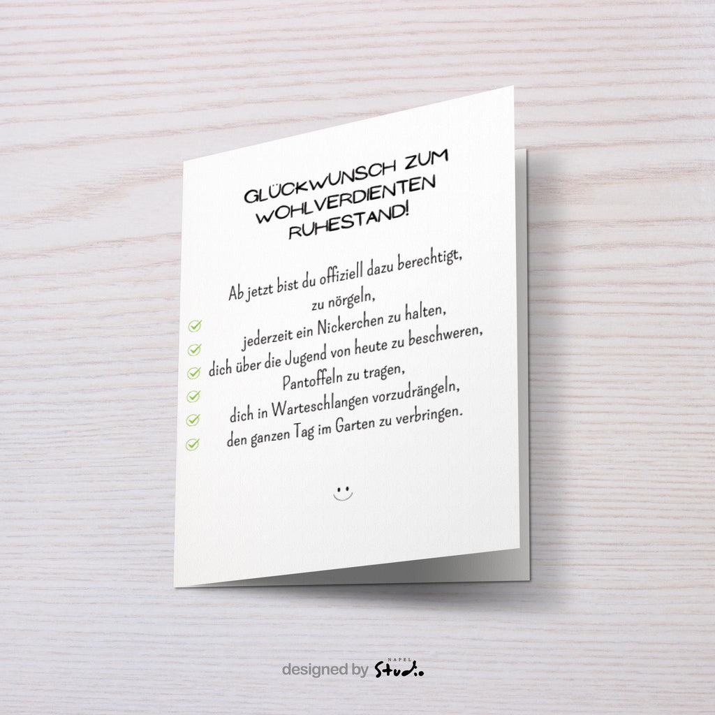 Weiße Abschiedskarte mit humorvollem Text „Glückwunsch zum wohlverdienten Ruhestand“ und einer witzigen Checkliste über Nörgeln, Nickerchen und Gartenzeit. Kleine grüne Häkchen neben jedem Punkt. Minimalistisches, helles Design, Karte liegt auf braunem Umschlag. Perfekt für Kollegen oder Mitarbeiter zum Ruhestand.