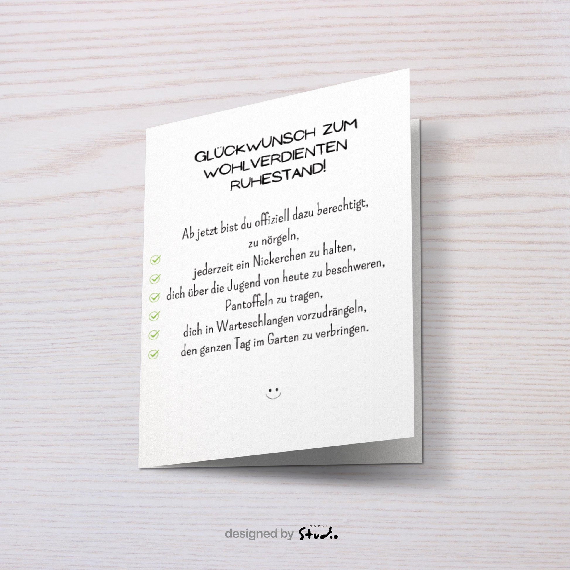 Weiße Abschiedskarte mit humorvollem Text „Glückwunsch zum wohlverdienten Ruhestand“ und einer witzigen Checkliste über Nörgeln, Nickerchen und Gartenzeit. Kleine grüne Häkchen neben jedem Punkt. Minimalistisches, helles Design, Karte liegt auf braunem Umschlag. Perfekt für Kollegen oder Mitarbeiter zum Ruhestand.
