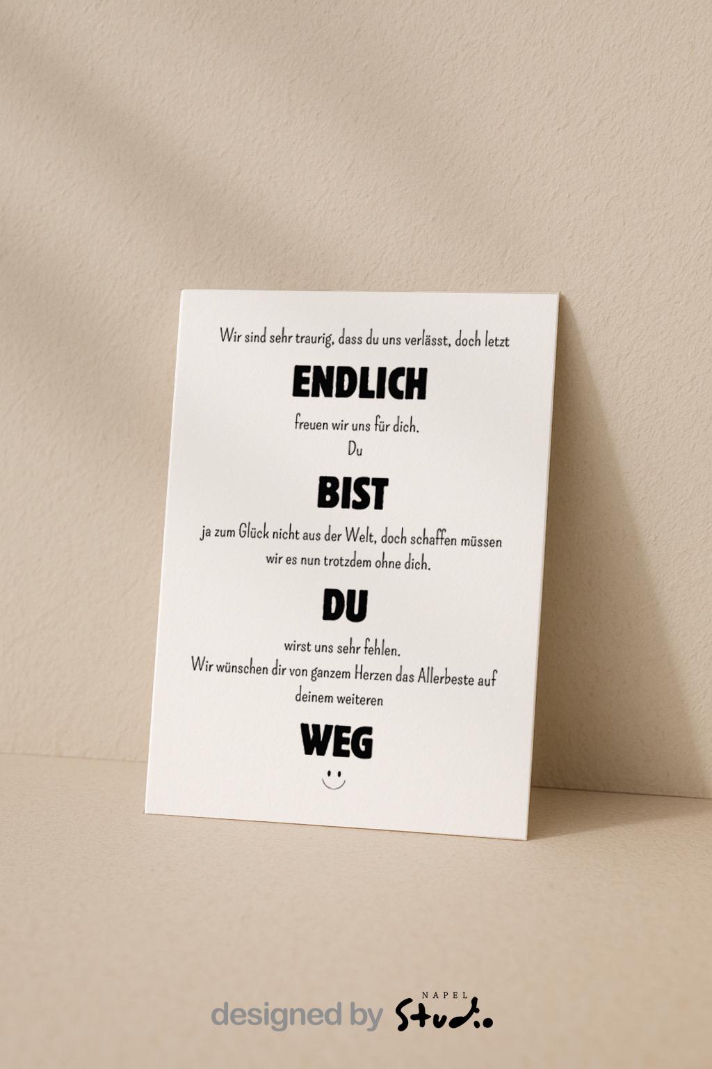 Weiße Abschiedskarte mit humorvollem, typografisch hervorgehobenen Text „Endlich bist du weg“. Mischung aus kleinen und großen Schriftarten, aufgebaut wie ein Gedicht. Herzlicher Abschiedstext kombiniert mit ironischem Humor. Minimalistisches Design, Karte auf braunem Umschlag. Perfekt für Kollegen zum Jobwechsel oder Abschied.