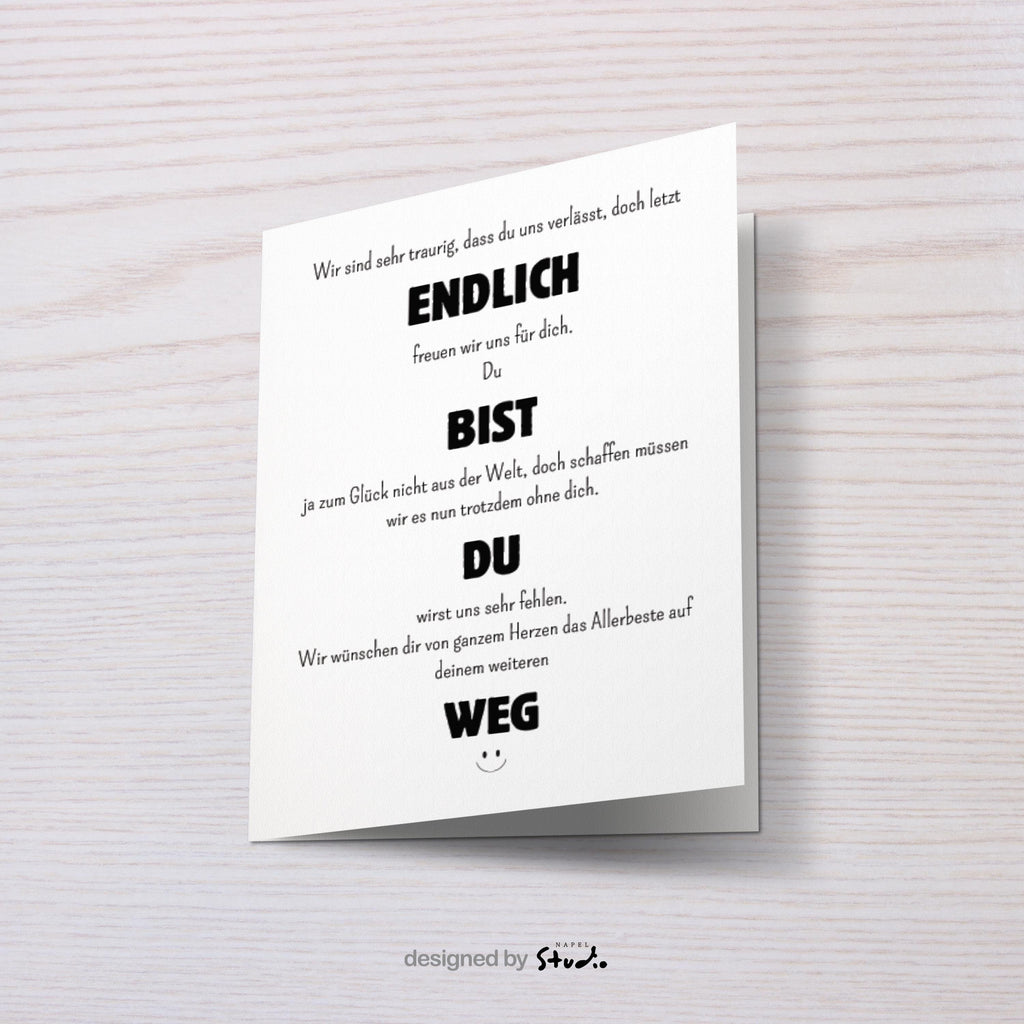 Weiße Abschiedskarte mit humorvollem, typografisch hervorgehobenen Text „Endlich bist du weg“. Mischung aus kleinen und großen Schriftarten, aufgebaut wie ein Gedicht. Herzlicher Abschiedstext kombiniert mit ironischem Humor. Minimalistisches Design, Karte auf braunem Umschlag. Perfekt für Kollegen zum Jobwechsel oder Abschied.