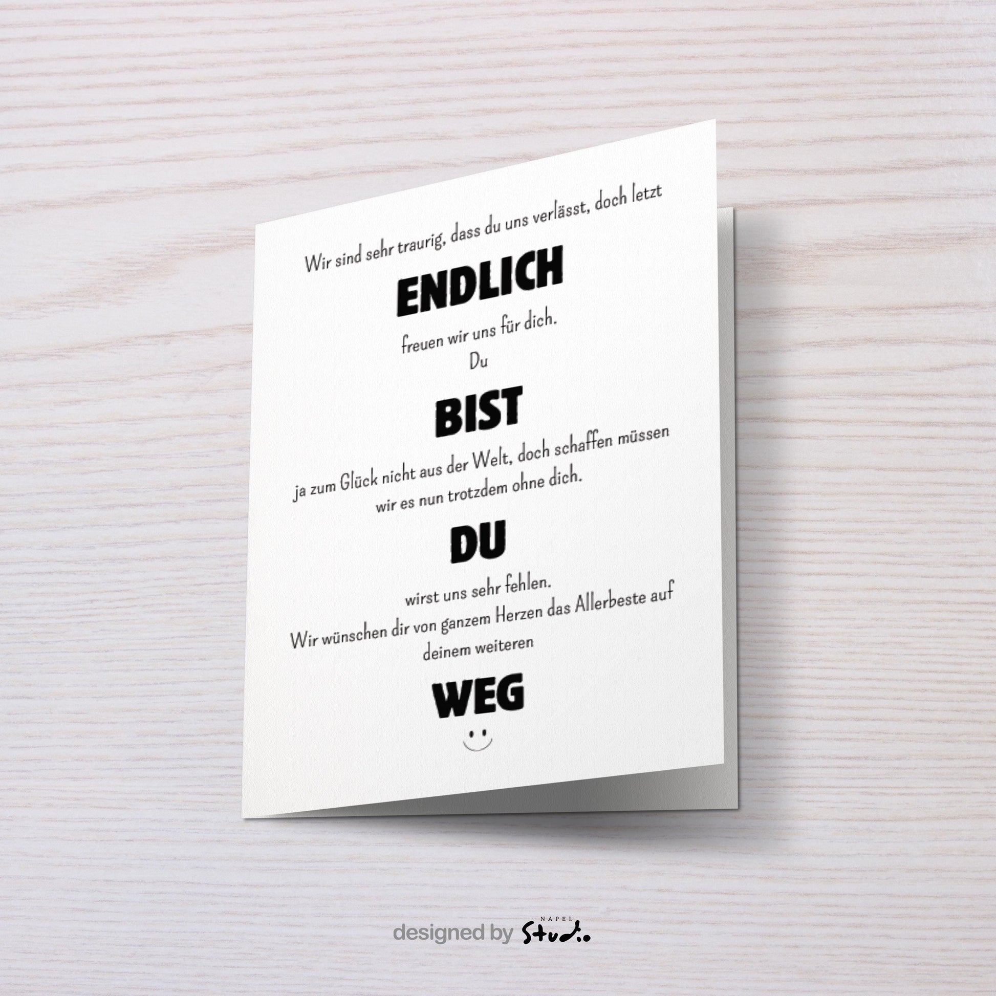 Weiße Abschiedskarte mit humorvollem, typografisch hervorgehobenen Text „Endlich bist du weg“. Mischung aus kleinen und großen Schriftarten, aufgebaut wie ein Gedicht. Herzlicher Abschiedstext kombiniert mit ironischem Humor. Minimalistisches Design, Karte auf braunem Umschlag. Perfekt für Kollegen zum Jobwechsel oder Abschied.