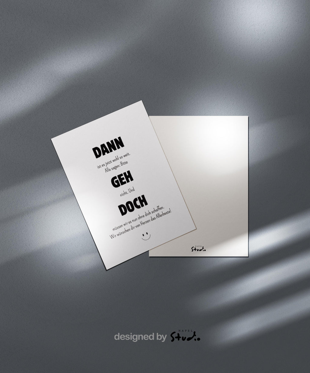 Weiße Abschiedskarte mit dem Spruch „Dann geh doch“ in großer, schwarzer Typografie. Dazwischen kleinerer Text im minimalistischen Stil. Humorvolle, moderne Gestaltung mit kleinem Smiley unten. Karte liegt auf einem hellbraunen Umschlag. Ideal für Kollegen, die das Team verlassen oder den Job wechseln.