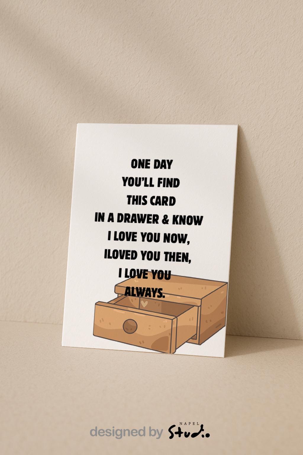 Liebeskarte mit Illustration einer geöffneten Holzschublade. Darüber ein romantischer englischer Text: „One day you’ll find this card in a drawer & know I love you now, I loved you then, I love you always.“ Minimalistisches, warmes Design. Perfekt als Geschenk für Partner oder Jahrestage.