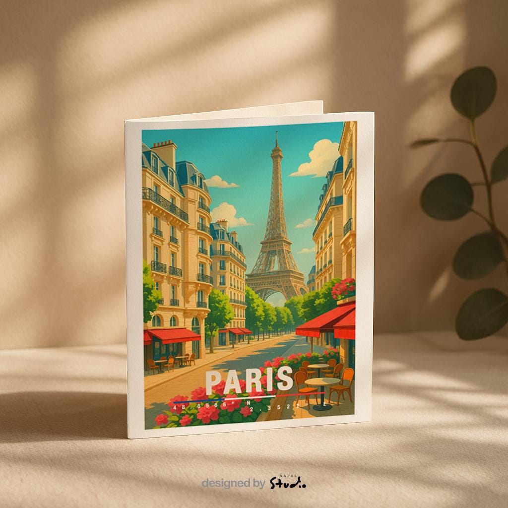 Illustrative Paris Grußkarte im modernen Travel-Poster-Stil. Zu sehen ist eine sonnige Pariser Straße mit Blick auf den Eiffelturm, umgeben von klassischen Häuserfassaden, roten Markisen, Straßencafés und blühenden Blumen. Die Karte wirkt warm, ästhetisch und detailreich – ideal für Geschenkideen, Deko oder Reiseerinnerungen.