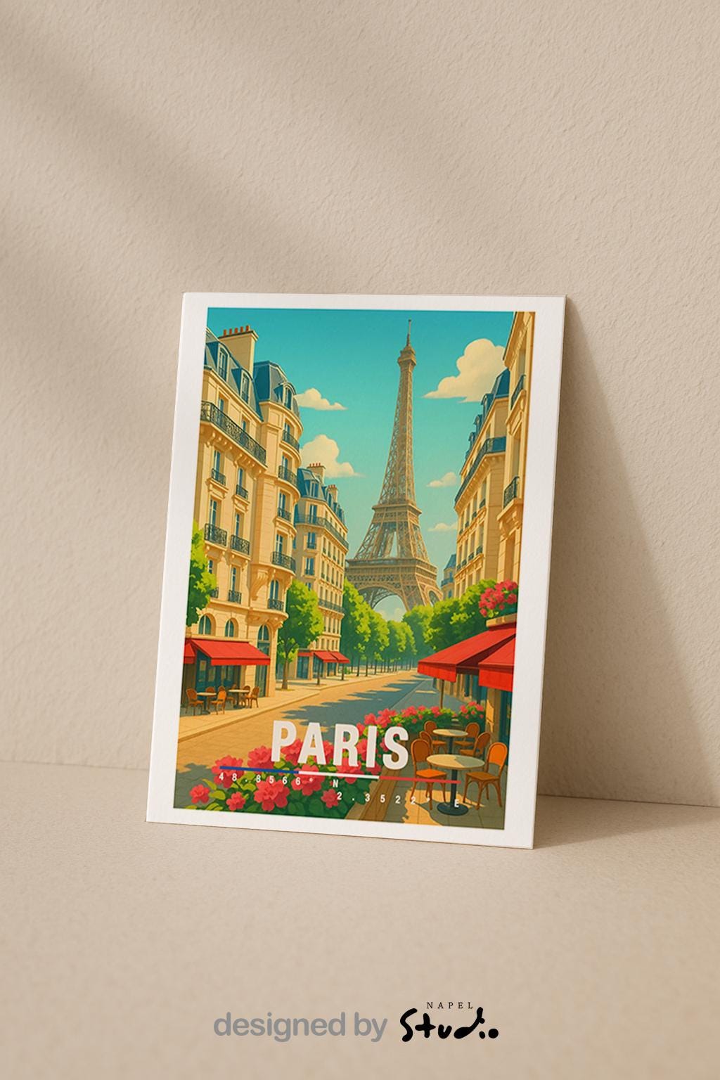 Illustrative Paris Grußkarte im modernen Travel-Poster-Stil. Zu sehen ist eine sonnige Pariser Straße mit Blick auf den Eiffelturm, umgeben von klassischen Häuserfassaden, roten Markisen, Straßencafés und blühenden Blumen. Die Karte wirkt warm, ästhetisch und detailreich – ideal für Geschenkideen, Deko oder Reiseerinnerungen.