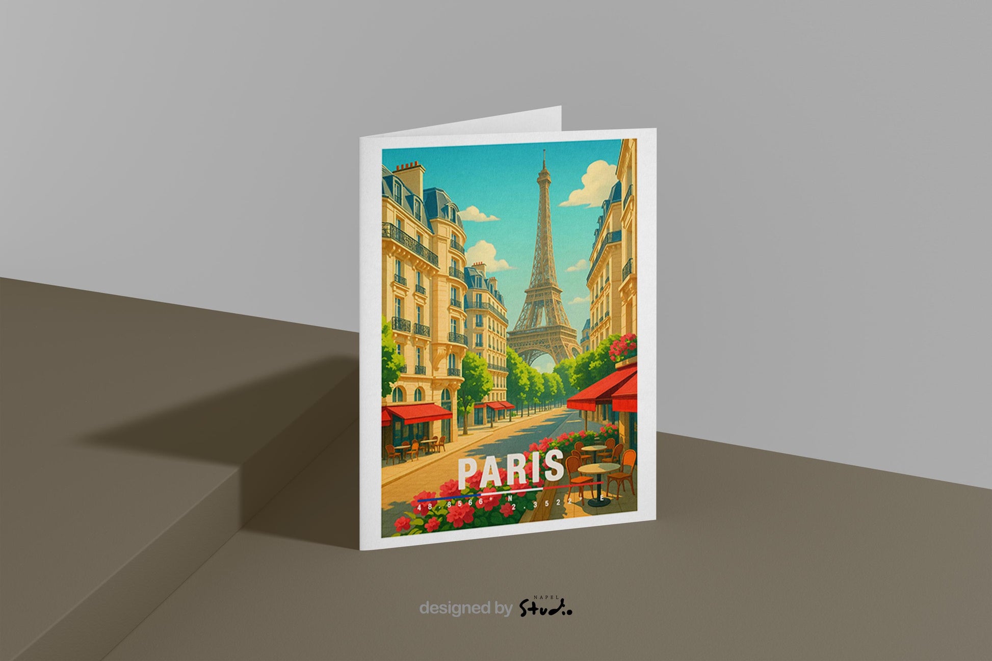 Illustrative Paris Grußkarte im modernen Travel-Poster-Stil. Zu sehen ist eine sonnige Pariser Straße mit Blick auf den Eiffelturm, umgeben von klassischen Häuserfassaden, roten Markisen, Straßencafés und blühenden Blumen. Die Karte wirkt warm, ästhetisch und detailreich – ideal für Geschenkideen, Deko oder Reiseerinnerungen.