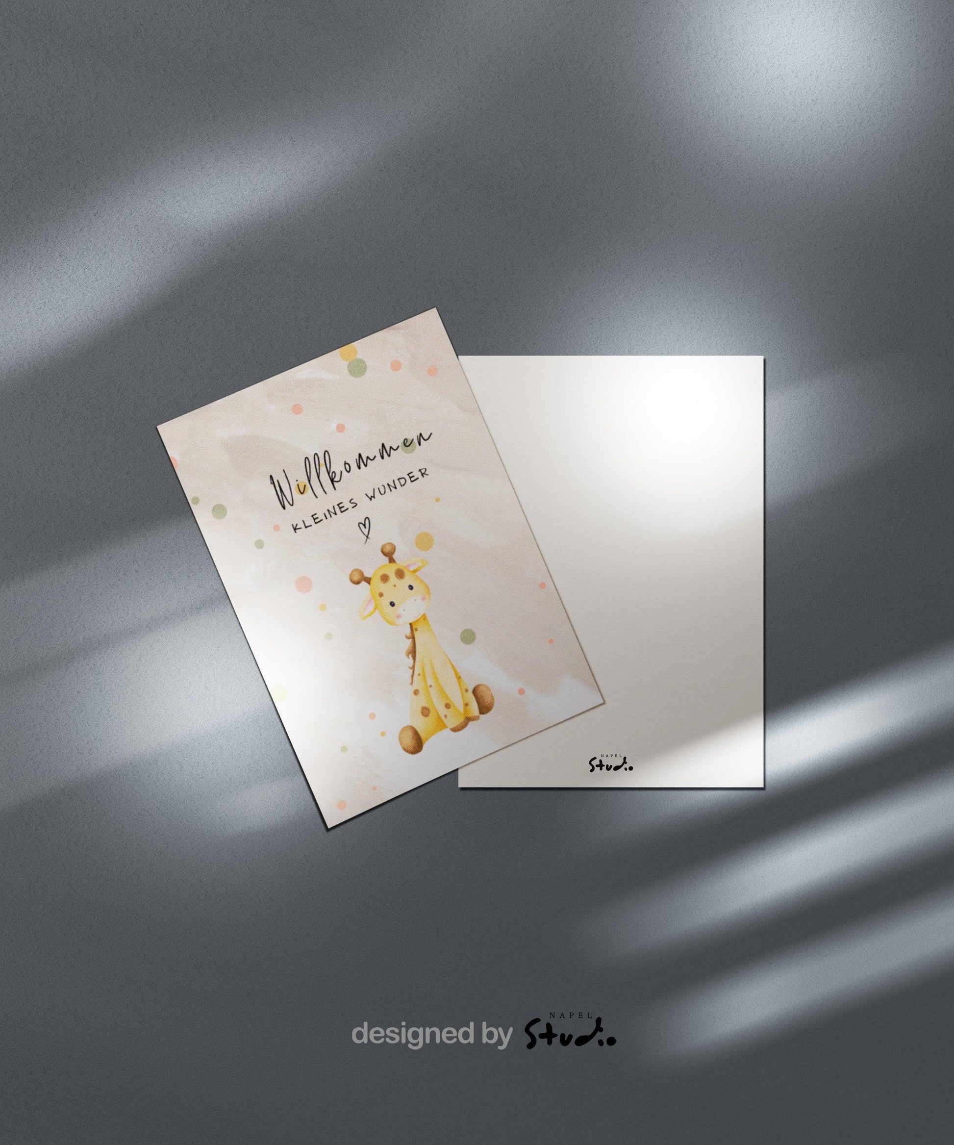 Eine süße gelbe Giraffe sitzt in der Mitte der Karte, umgeben von sanften, pastellfarbenen Punkten in Grün, Gelb und Rosa. Darüber steht der Schriftzug „Willkommen kleines Wunder“ in einer verspielten Handschrift. Die Illustration wirkt weich, liebevoll und perfekt als Glückwunschkarte zur Geburt eines Babys geeignet – für Jungen und Mädchen.