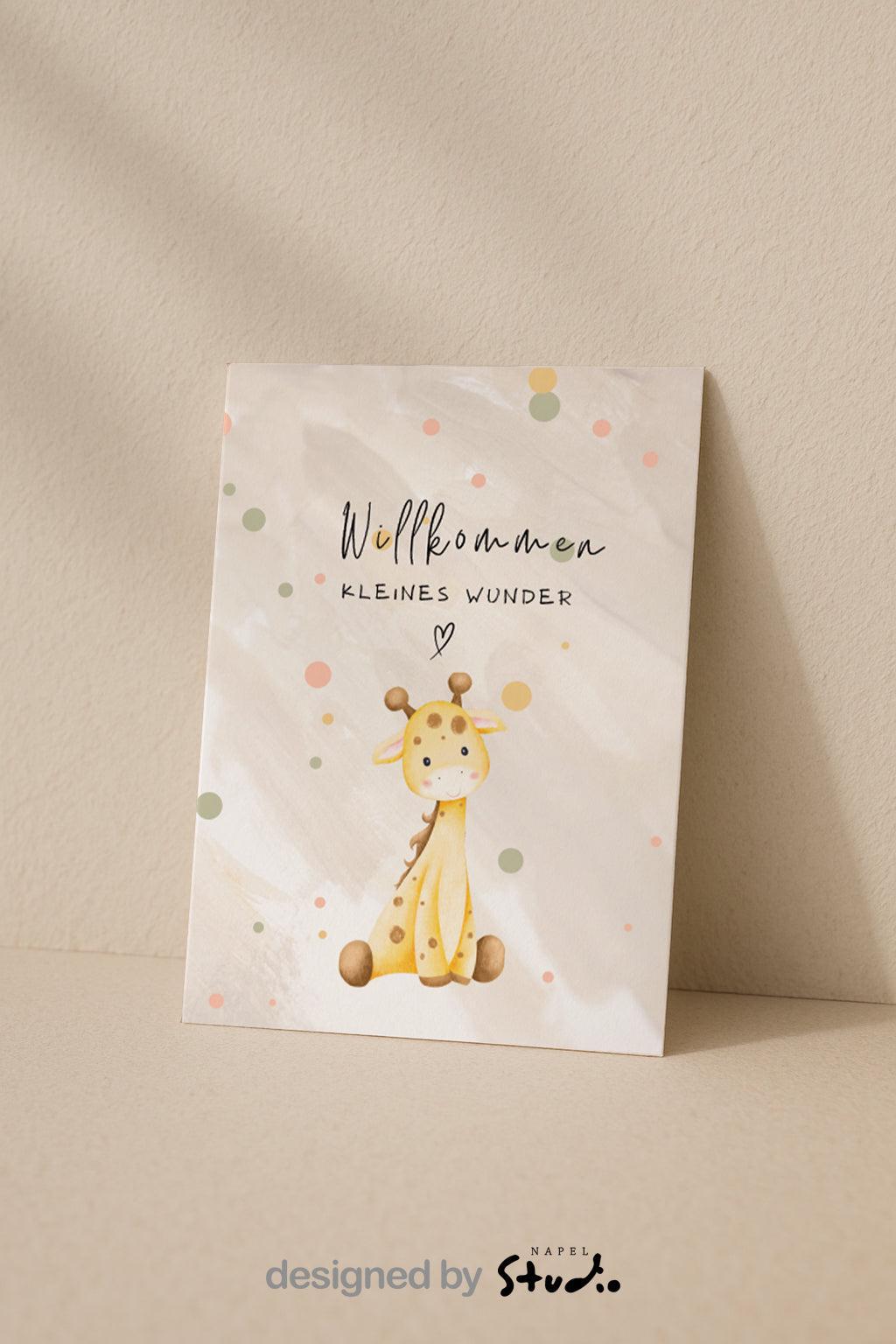 Eine süße gelbe Giraffe sitzt in der Mitte der Karte, umgeben von sanften, pastellfarbenen Punkten in Grün, Gelb und Rosa. Darüber steht der Schriftzug „Willkommen kleines Wunder“ in einer verspielten Handschrift. Die Illustration wirkt weich, liebevoll und perfekt als Glückwunschkarte zur Geburt eines Babys geeignet – für Jungen und Mädchen