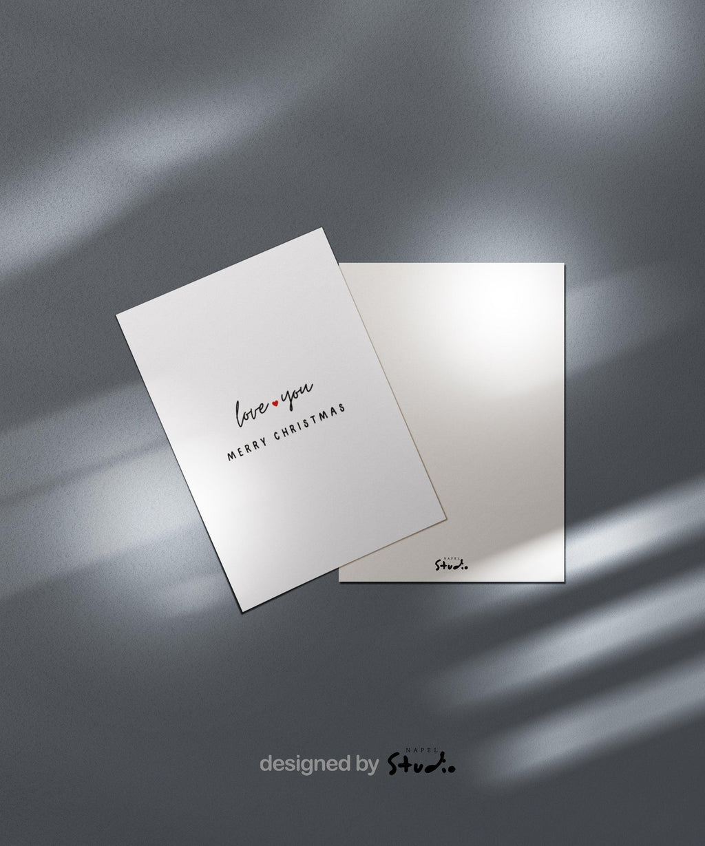 Minimalistische A6-Weihnachtskarte mit dem handgeschriebenen Schriftzug „love you“, bei dem ein kleines rotes Herz den Abstand zwischen den Wörtern bildet. Darunter steht „Merry Christmas“ in klarer Blockschrift. Das Design ist schlicht, modern und elegant und eignet sich ideal als romantische Weihnachtskarte für den Partner oder Lieblingsmenschen. Perfekt als liebevolle Aufmerksamkeit in der Weihnachtszeit, gedruckt auf hochwertigem 300-g-Papier.