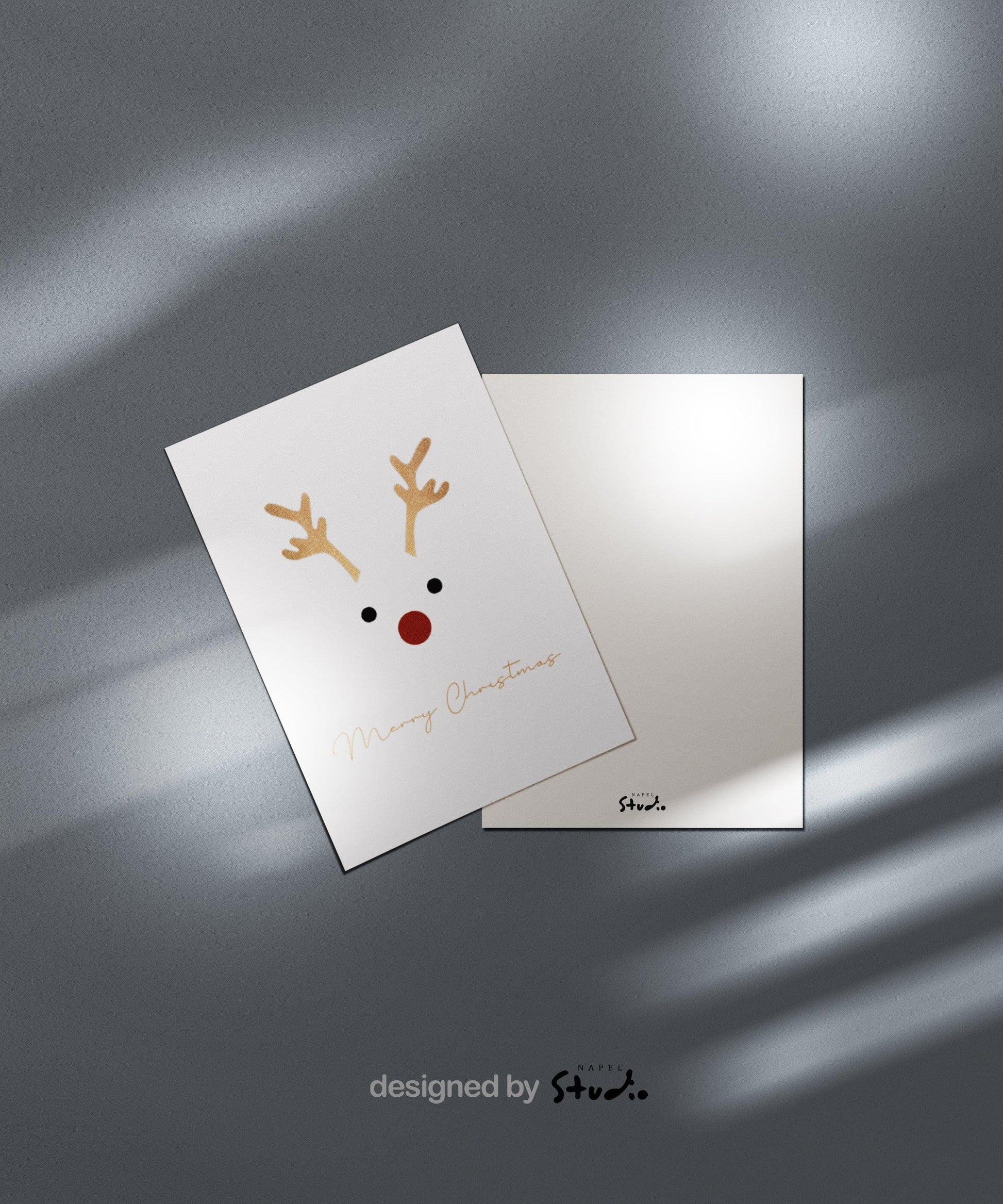 Diese minimalistische Weihnachtskarte zeigt ein reduziertes Rentiergesicht mit zwei zarten beigen Geweihen, zwei kleinen schwarzen Punkten als Augen und einer auffälligen roten Nase. Unter dem Motiv steht in eleganter, moderner Handschrift der Schriftzug „Merry Christmas“. Das Design ist schlicht, stilvoll und perfekt für alle, die eine ruhige, ästhetische und moderne Weihnachtskarte verschenken möchten.