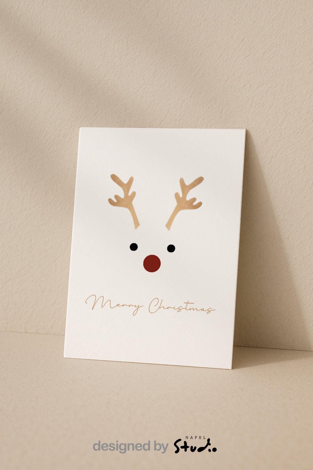 Diese minimalistische Weihnachtskarte zeigt ein reduziertes Rentiergesicht mit zwei zarten beigen Geweihen, zwei kleinen schwarzen Punkten als Augen und einer auffälligen roten Nase. Unter dem Motiv steht in eleganter, moderner Handschrift der Schriftzug „Merry Christmas“. Das Design ist schlicht, stilvoll und perfekt für alle, die eine ruhige, ästhetische und moderne Weihnachtskarte verschenken möchten.