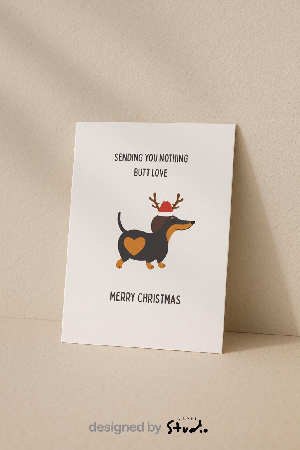 Diese witzige Weihnachtskarte zeigt einen Dackel mit einem großen Herzfleck auf dem Po, einem Rentiergeweih und einer kleinen Weihnachtsmütze. Darüber steht der Spruch „Sending you nothing butt love“, darunter „Merry Christmas“. Das Motiv ist humorvoll, süß und perfekt für Hundeliebhaber, Dackelfans oder als origineller Weihnachtsgruß für Freunde, Familie oder Haustierbesitzer.