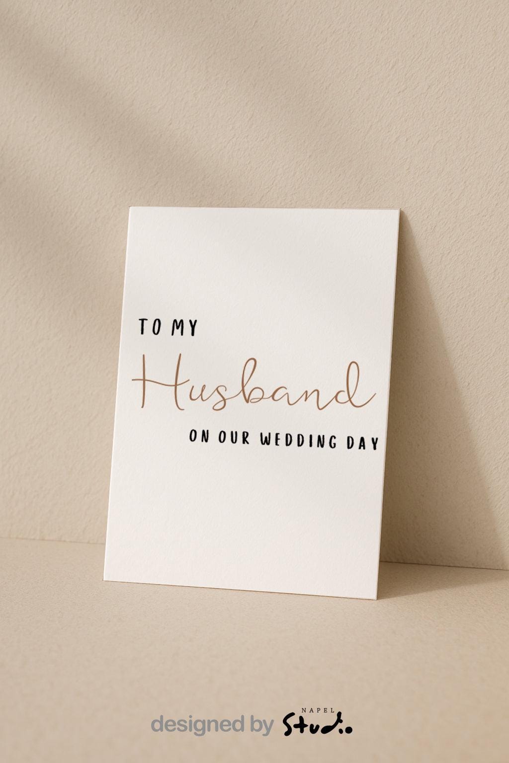 Minimalistische Hochzeitskarte mit englischem Schriftzug „To my Husband on our Wedding Day“. Die Wörter sind modern und elegant gesetzt, in einer Mischung aus Druckschrift und geschwungener Handschrift. Der Hintergrund ist schlicht und hell gehalten. Eine stilvolle Karte für den Bräutigam am Hochzeitstag, ideal für romantische Anlässe und persönliche Botschaften.
