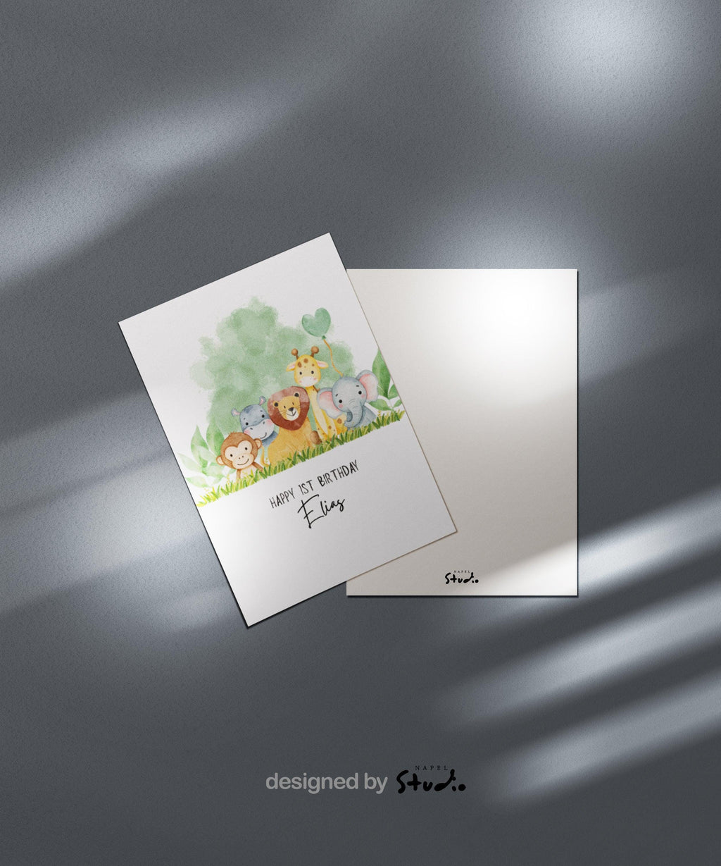 Aquarell-Geburtstagskarte zum 1. Geburtstag mit niedlichen Safari-Tieren, darunter ein Affe, Nilpferd, Löwe, Giraffe und ein kleiner Elefant mit grünem Herzballon. Unter der Illustration steht „Happy 1st Birthday“ sowie ein personalisierter Name. Die Karte im A6-Format wirkt freundlich, verspielt und eignet sich ideal als liebevolle Glückwunschkarte für Babys und Kleinkinder zum ersten Geburtstag. Gedruckt auf hochwertigem 300-g-Papier.