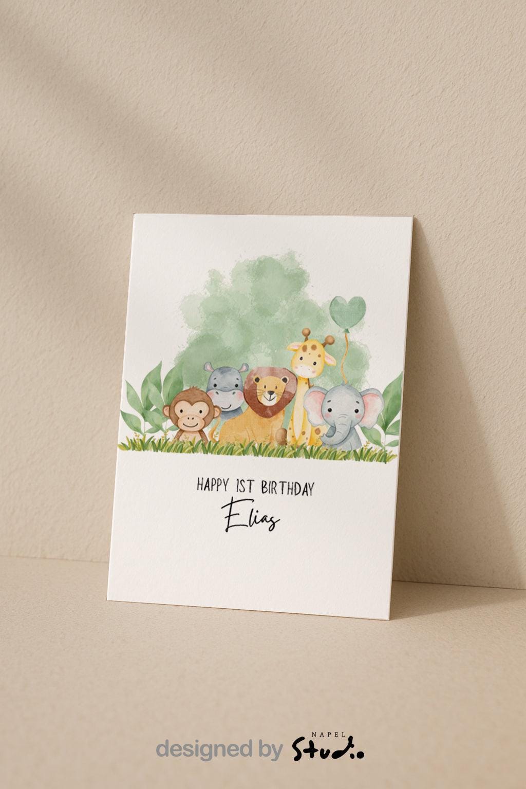 Aquarell-Geburtstagskarte zum 1. Geburtstag mit niedlichen Safari-Tieren, darunter ein Affe, Nilpferd, Löwe, Giraffe und ein kleiner Elefant mit grünem Herzballon. Unter der Illustration steht „Happy 1st Birthday“ sowie ein personalisierter Name. Die Karte im A6-Format wirkt freundlich, verspielt und eignet sich ideal als liebevolle Glückwunschkarte für Babys und Kleinkinder zum ersten Geburtstag. Gedruckt auf hochwertigem 300-g-Papier.