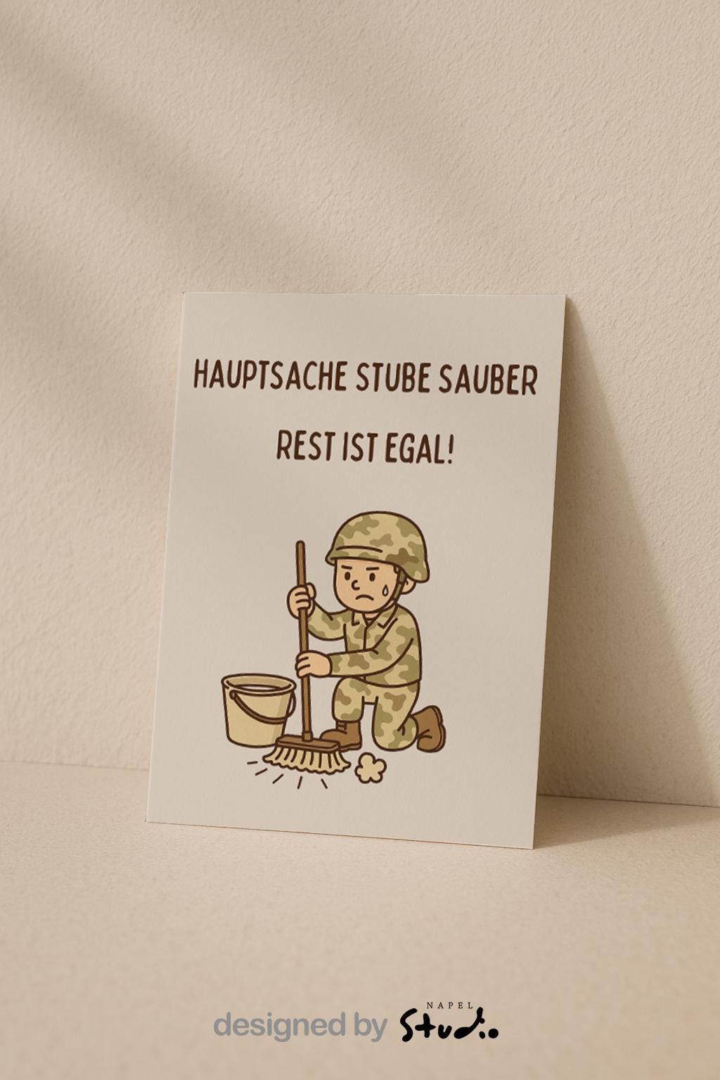 Illustration eines Soldaten in Tarnuniform, der kniend den Boden mit einem Besen wischt. Neben ihm steht ein Putzeimer. Über der Zeichnung steht der Text „Hauptsache Stube sauber – Rest ist egal!“. Humorvolle Bundeswehr-Karte für Rekruten, Soldaten und Angehörige.