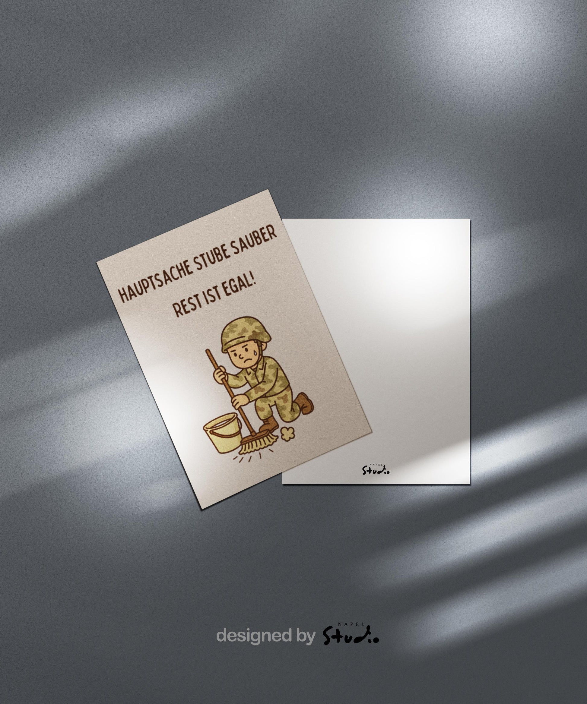 Illustration eines Soldaten in Tarnuniform, der kniend den Boden mit einem Besen wischt. Neben ihm steht ein Putzeimer. Über der Zeichnung steht der Text „Hauptsache Stube sauber – Rest ist egal!“. Humorvolle Bundeswehr-Karte für Rekruten, Soldaten und Angehörige.