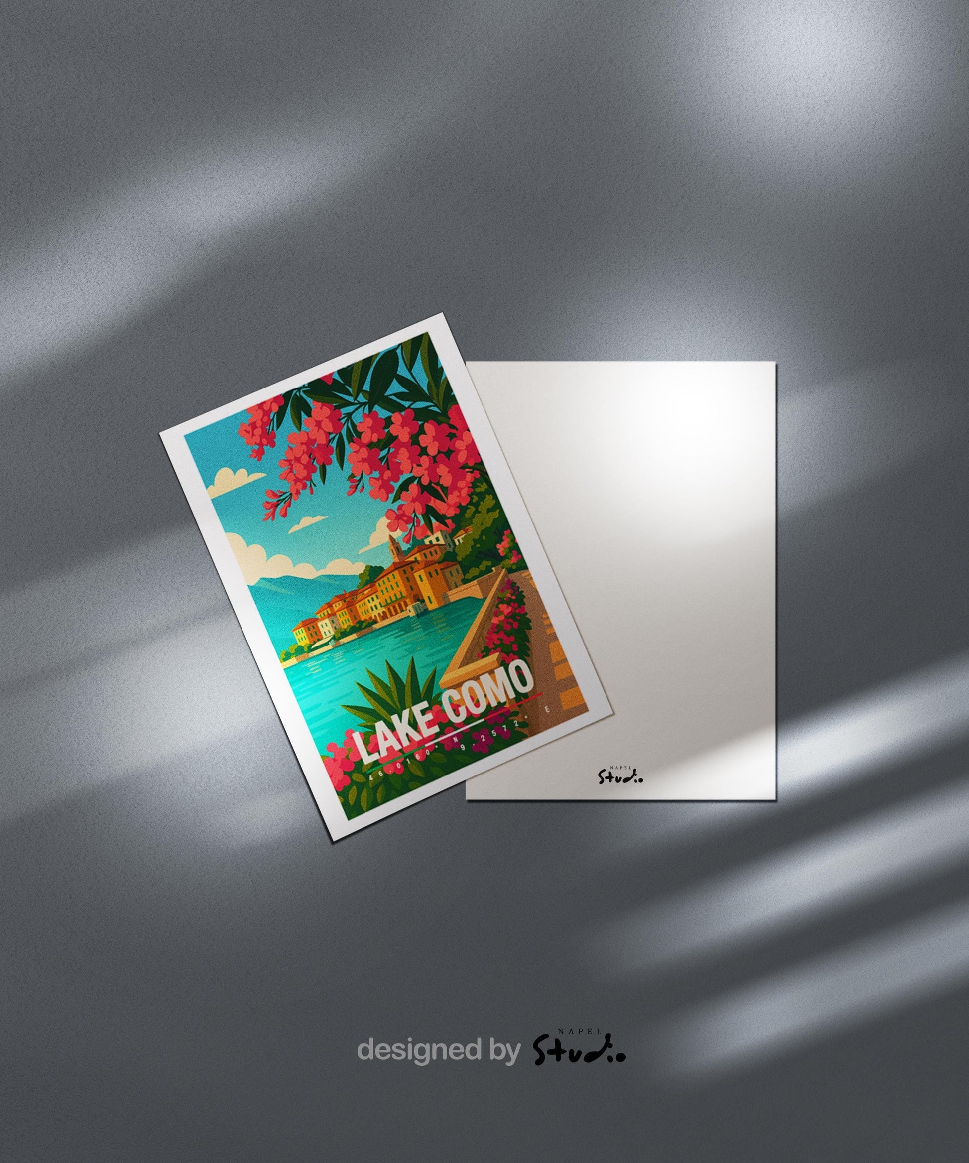 Illustration einer farbenfrohen Grußkarte mit einem idyllischen Lake-Como-Motiv. Zu sehen sind türkisfarbenes Wasser, bunte italienische Häuser, Berge im Hintergrund und üppige pinke Blüten im Vordergrund. Unten steht der Schriftzug „Lake Como“. Perfekt als Reisegruß, Geschenk oder Urlaubserinnerung.