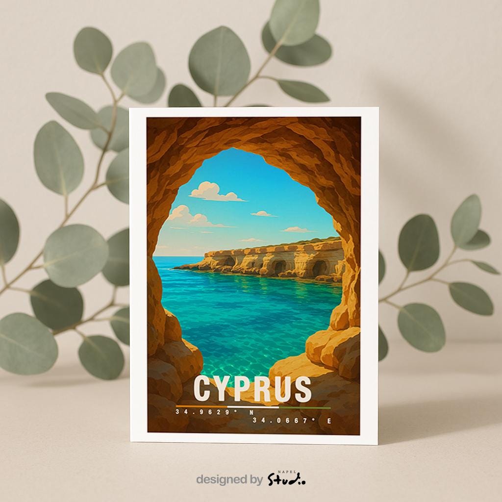 A6-Grußkarte mit mediterranem Zypern-Motiv: Blick aus einer warmen Felsgrotte auf türkisblaues Meer, helle Küstenfelsen und blauen Himmel. Moderne Landschaftsillustration, ideal als Reise- oder Urlaubskarte.