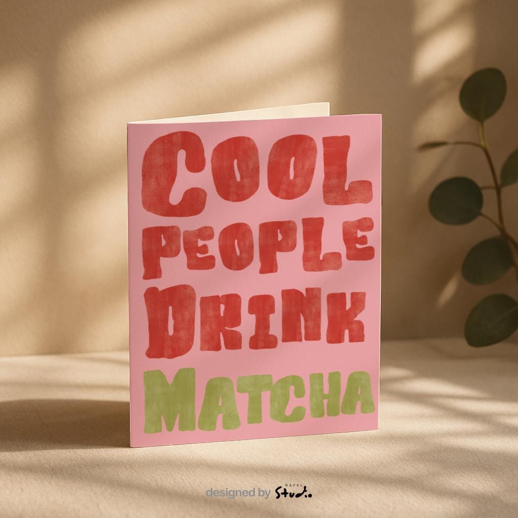 Lustige A6 Grußkarte mit modernem Typografie-Design auf rosa Hintergrund. In großen, leicht strukturierten Buchstaben steht „Cool People Drink Matcha“. Die Schrift ist rot und grün gehalten, im handgemalten Look. Perfekt als witzige Karte für Matcha-Fans, Freunde oder als Geschenkidee.
