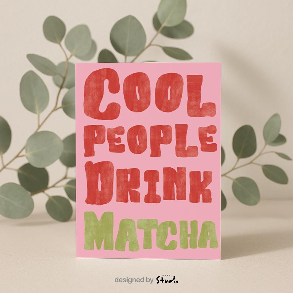Lustige A6 Grußkarte mit modernem Typografie-Design auf rosa Hintergrund. In großen, leicht strukturierten Buchstaben steht „Cool People Drink Matcha“. Die Schrift ist rot und grün gehalten, im handgemalten Look. Perfekt als witzige Karte für Matcha-Fans, Freunde oder als Geschenkidee.