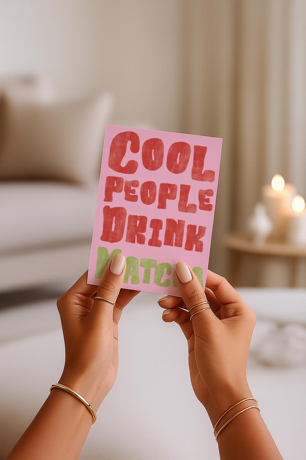 Lustige A6 Grußkarte mit modernem Typografie-Design auf rosa Hintergrund. In großen, leicht strukturierten Buchstaben steht „Cool People Drink Matcha“. Die Schrift ist rot und grün gehalten, im handgemalten Look. Perfekt als witzige Karte für Matcha-Fans, Freunde oder als Geschenkidee.