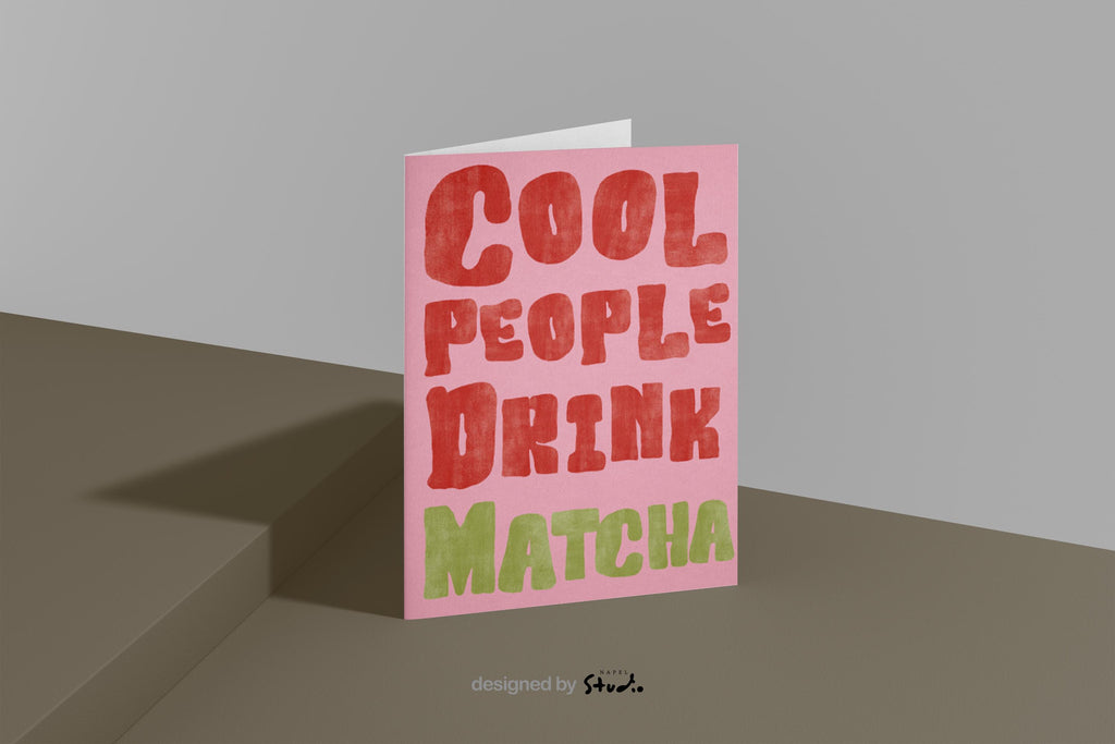 Lustige A6 Grußkarte mit modernem Typografie-Design auf rosa Hintergrund. In großen, leicht strukturierten Buchstaben steht „Cool People Drink Matcha“. Die Schrift ist rot und grün gehalten, im handgemalten Look. Perfekt als witzige Karte für Matcha-Fans, Freunde oder als Geschenkidee.