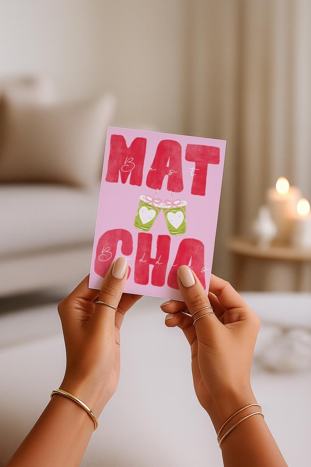 A6 Grußkarte mit rosa Hintergrund und großem roten Typografie-Text „MATCHA“. Dazwischen steht in feiner Handschrift „Best Buddies“. In der Mitte zwei gezeichnete Matcha-Becher mit Herzen, die anstoßen. Süßes, modernes Design ideal für Freundschaft, Geschenke und Matcha-Fans.