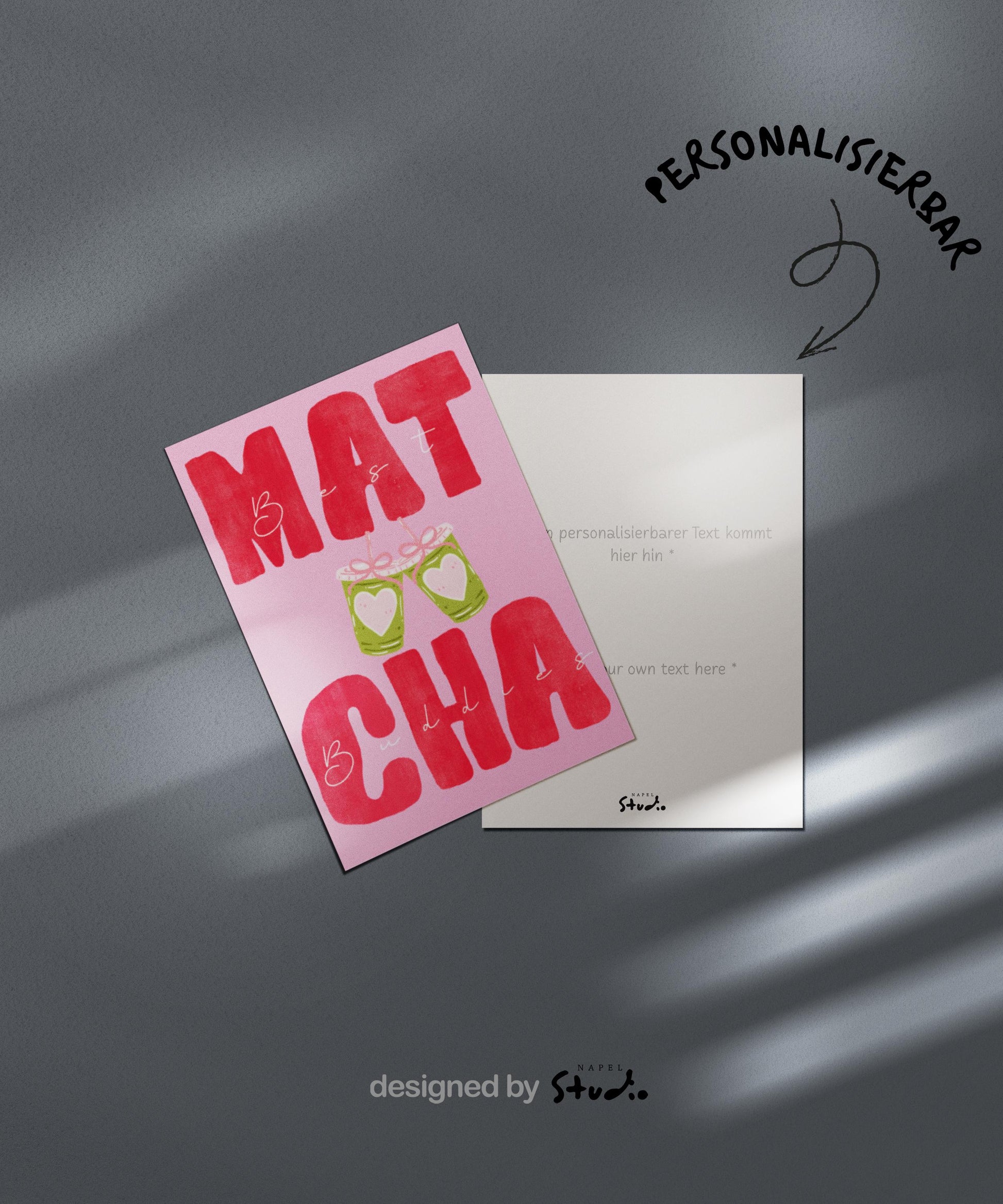 A6 Grußkarte mit rosa Hintergrund und großem roten Typografie-Text „MATCHA“. Dazwischen steht in feiner Handschrift „Best Buddies“. In der Mitte zwei gezeichnete Matcha-Becher mit Herzen, die anstoßen. Süßes, modernes Design ideal für Freundschaft, Geschenke und Matcha-Fans.