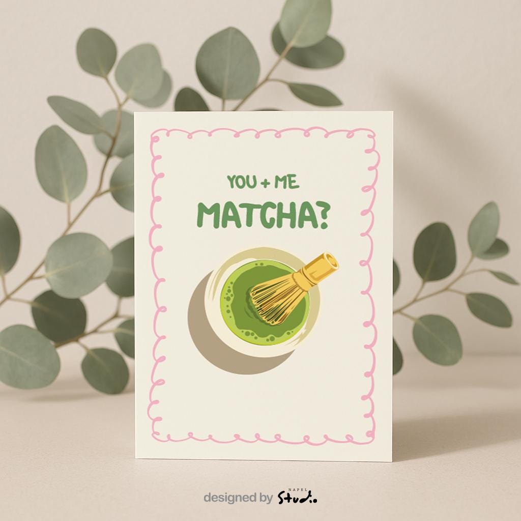 A6 Grußkarte mit heller cremefarbener Fläche und rosa Rahmen. Oben steht der Text „You + Me Matcha?“ in grüner Schrift. Darunter eine Illustration einer Matcha-Schale mit Bambusbesen. Süßes, verspieltes Design für Partner, Freundschaft oder Matcha-Fans.
