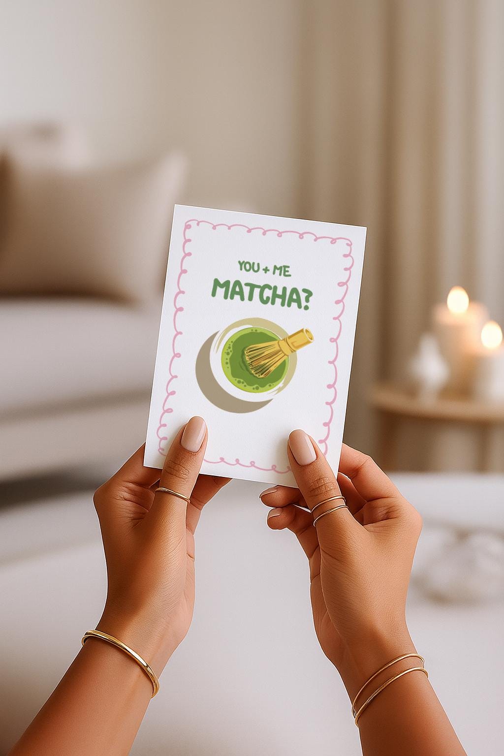 A6 Grußkarte mit heller cremefarbener Fläche und rosa Rahmen. Oben steht der Text „You + Me Matcha?“ in grüner Schrift. Darunter eine Illustration einer Matcha-Schale mit Bambusbesen. Süßes, verspieltes Design für Partner, Freundschaft oder Matcha-Fans.