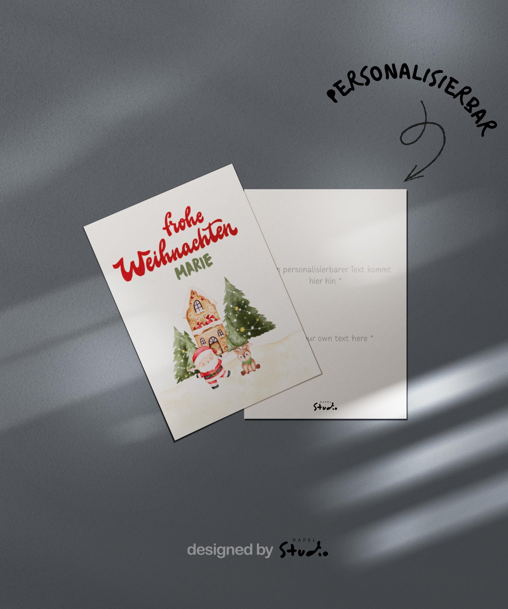 A6 Weihnachtskarte mit hellbeigem Hintergrund und roter Schrift „Frohe Weihnachten“. Darunter der personalisierte Name „Marie“. Unten steht ein gezeichneter Weihnachtsmann neben einem kleinen Reh vor einem Lebkuchenhaus und zwei geschmückten Tannenbäumen. Süße, warme Illustration für Kinder, Familie und personalisierte Weihnachtsgrüße.