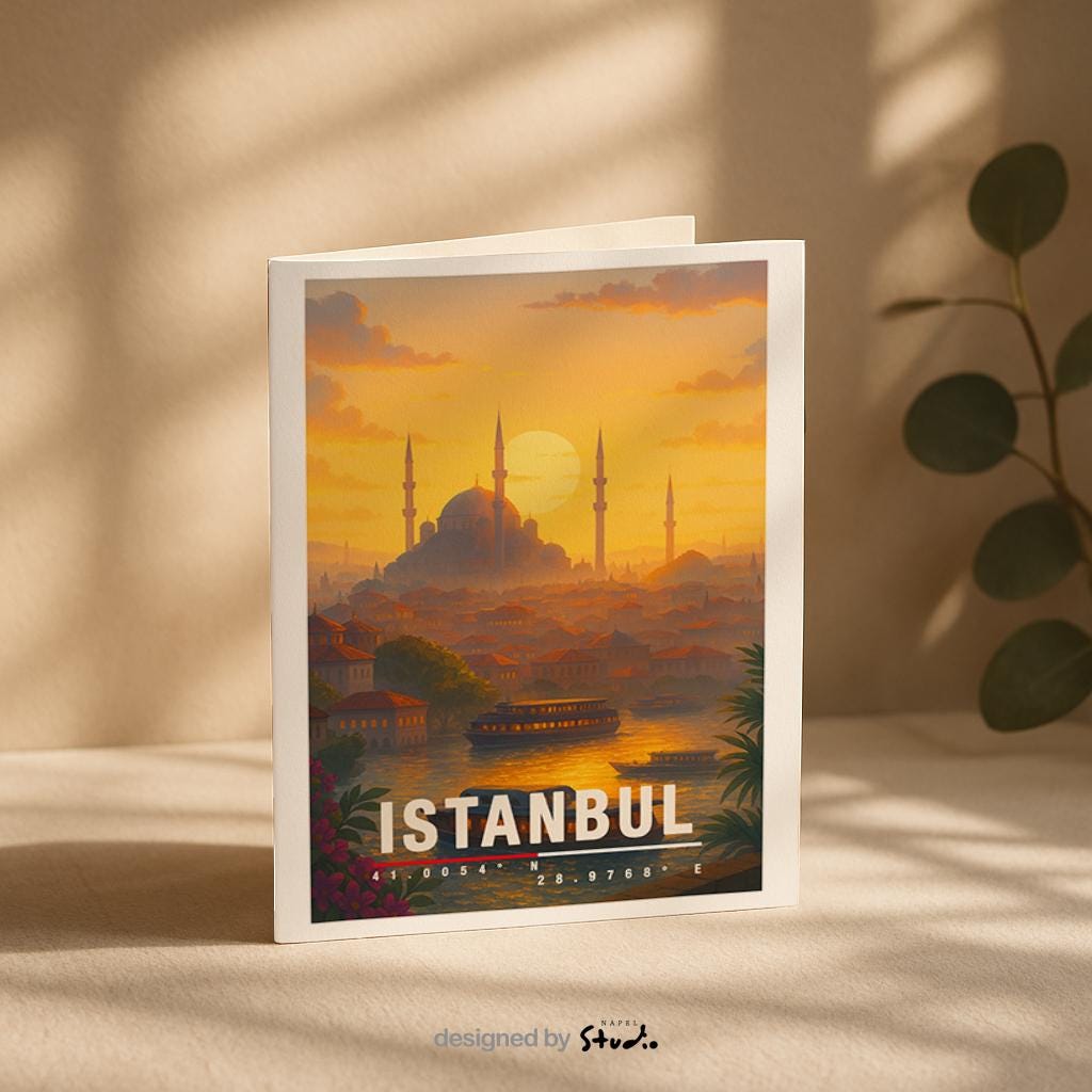 A6 Grußkarte mit Istanbul-Illustration bei warmem Sonnenuntergang. Im Vordergrund Wasser mit Booten, dahinter Häuser und die Silhouette einer großen Moschee mit Minaretten. Unten steht „Istanbul“ mit Koordinaten. Stimmungsvolle Reisekarte als Geschenk für Türkei-Fans.