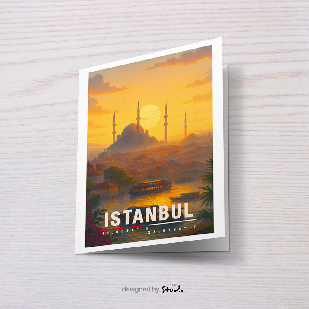 A6 Grußkarte mit Istanbul-Illustration bei warmem Sonnenuntergang. Im Vordergrund Wasser mit Booten, dahinter Häuser und die Silhouette einer großen Moschee mit Minaretten. Unten steht „Istanbul“ mit Koordinaten. Stimmungsvolle Reisekarte als Geschenk für Türkei-Fans.