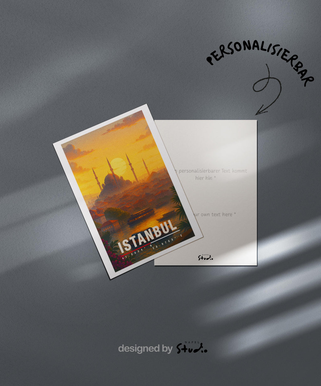 A6 Grußkarte mit Istanbul-Illustration bei warmem Sonnenuntergang. Im Vordergrund Wasser mit Booten, dahinter Häuser und die Silhouette einer großen Moschee mit Minaretten. Unten steht „Istanbul“ mit Koordinaten. Stimmungsvolle Reisekarte als Geschenk für Türkei-Fans.