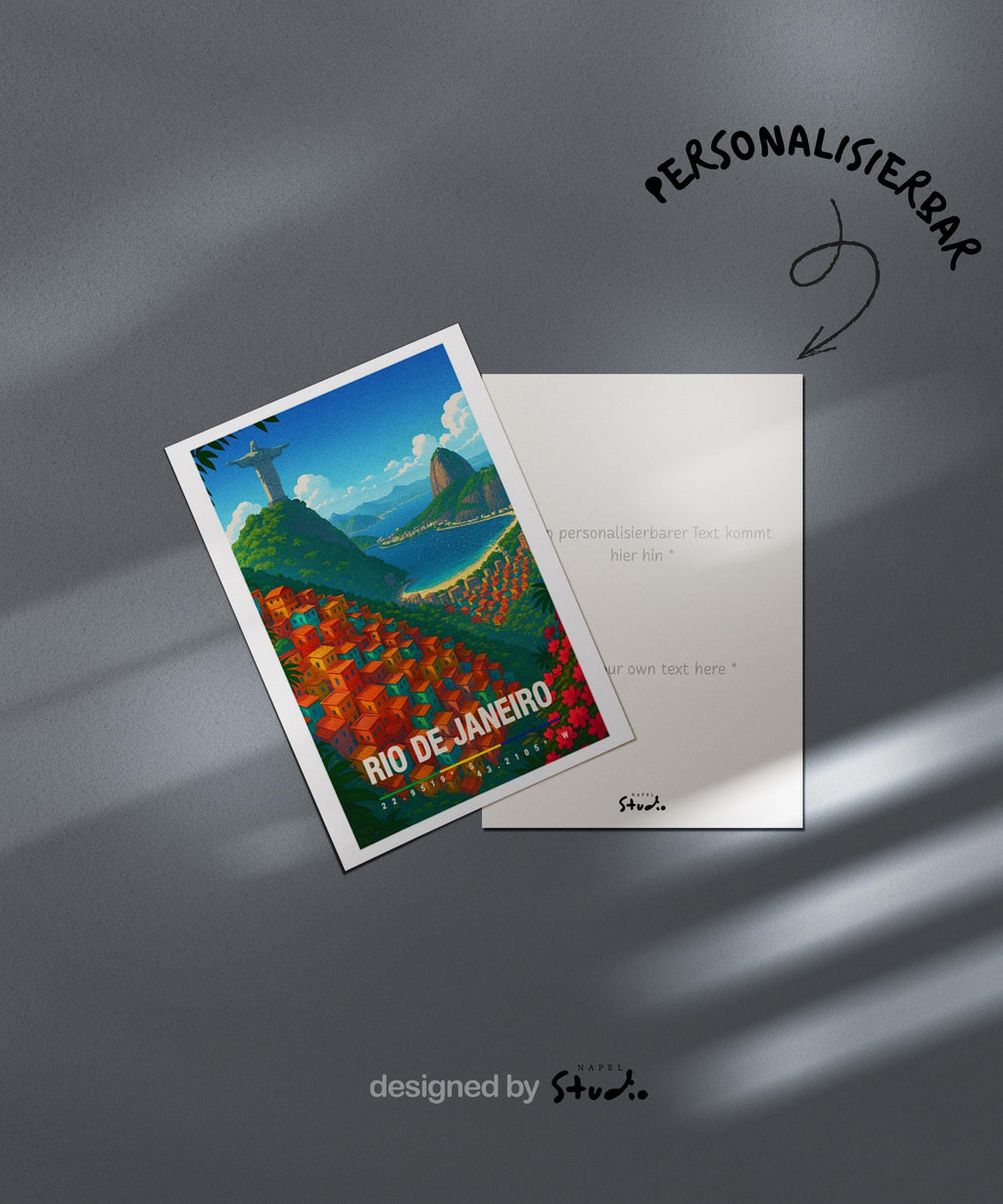 A6 Grußkarte mit bunter Illustration von Rio de Janeiro. Im Vordergrund leuchtende Favela-Häuser in Orange, Rot und Türkis, im Hintergrund die Christusstatue auf dem Berg, das Meer und die grünen Hügel. Unten steht „Rio de Janeiro“ mit Koordinaten. Farbenfrohe Reisekarte für Brasilien-Fans.