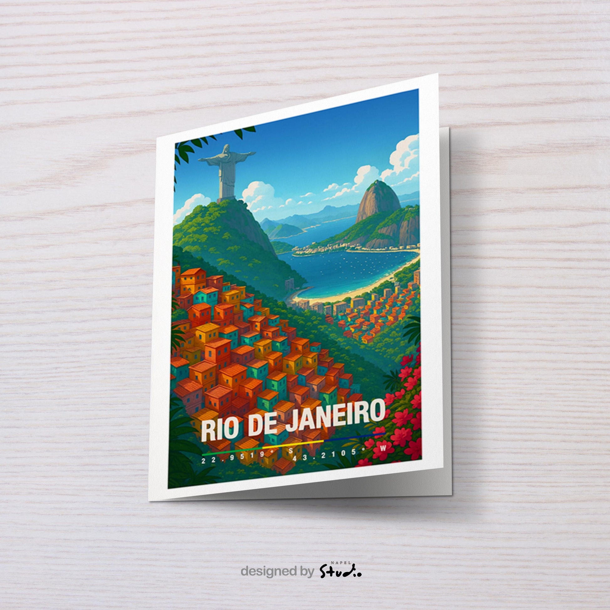 A6 Grußkarte mit bunter Illustration von Rio de Janeiro. Im Vordergrund leuchtende Favela-Häuser in Orange, Rot und Türkis, im Hintergrund die Christusstatue auf dem Berg, das Meer und die grünen Hügel. Unten steht „Rio de Janeiro“ mit Koordinaten. Farbenfrohe Reisekarte für Brasilien-Fans.