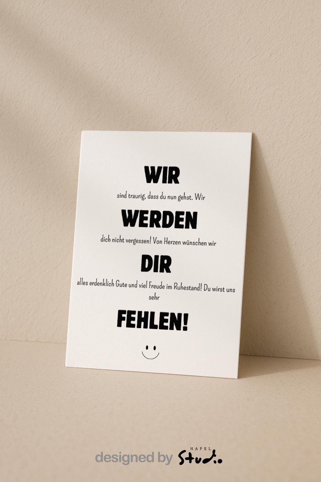 Weiße Abschiedskarte mit schwarzer Typografie und dem Text „Wir werden dir fehlen“. Minimalistisches, modernes Design mit kleinem Smiley unten. Die Karte liegt auf einem braunen Umschlag. Ideal für Kollegen zum Ruhestand oder Abschied im Job. Perfekt als liebevolle Wertschätzung am letzten Arbeitstag.