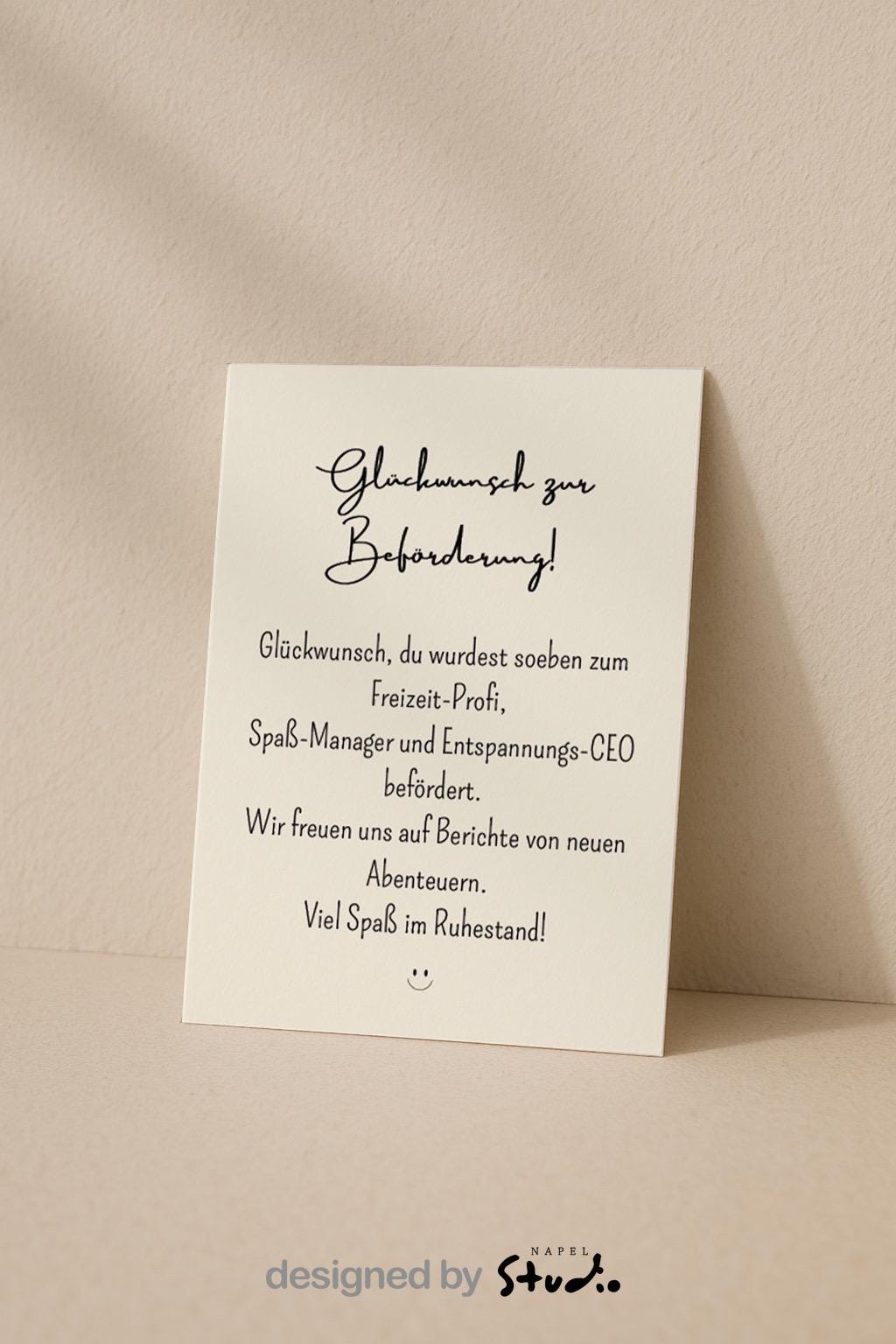Abschiedskarte im cremefarbenen Ton mit schwarzer Schrift. Oben steht „Glückwunsch zur Beförderung“, darunter ein humorvoller Text über die Beförderung zum Freizeit-Profi und Entspannungs-CEO. Minimalistisches, liebevolles Design auf hochwertigem Papier, Karte liegt auf braunem Umschlag. Ideal für Kollegen oder Chefs zum Ruhestand.